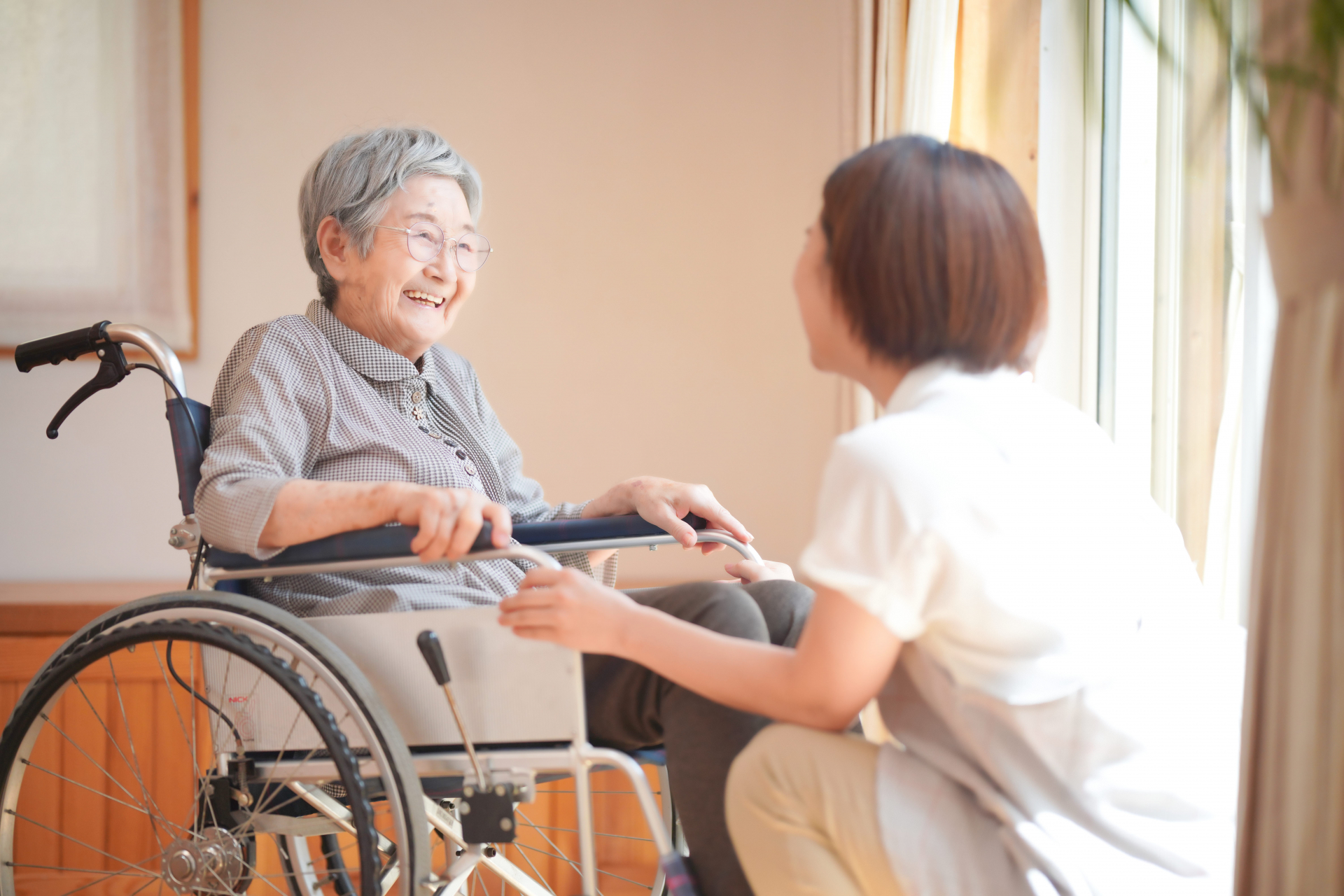 話す高齢者とヘルパー