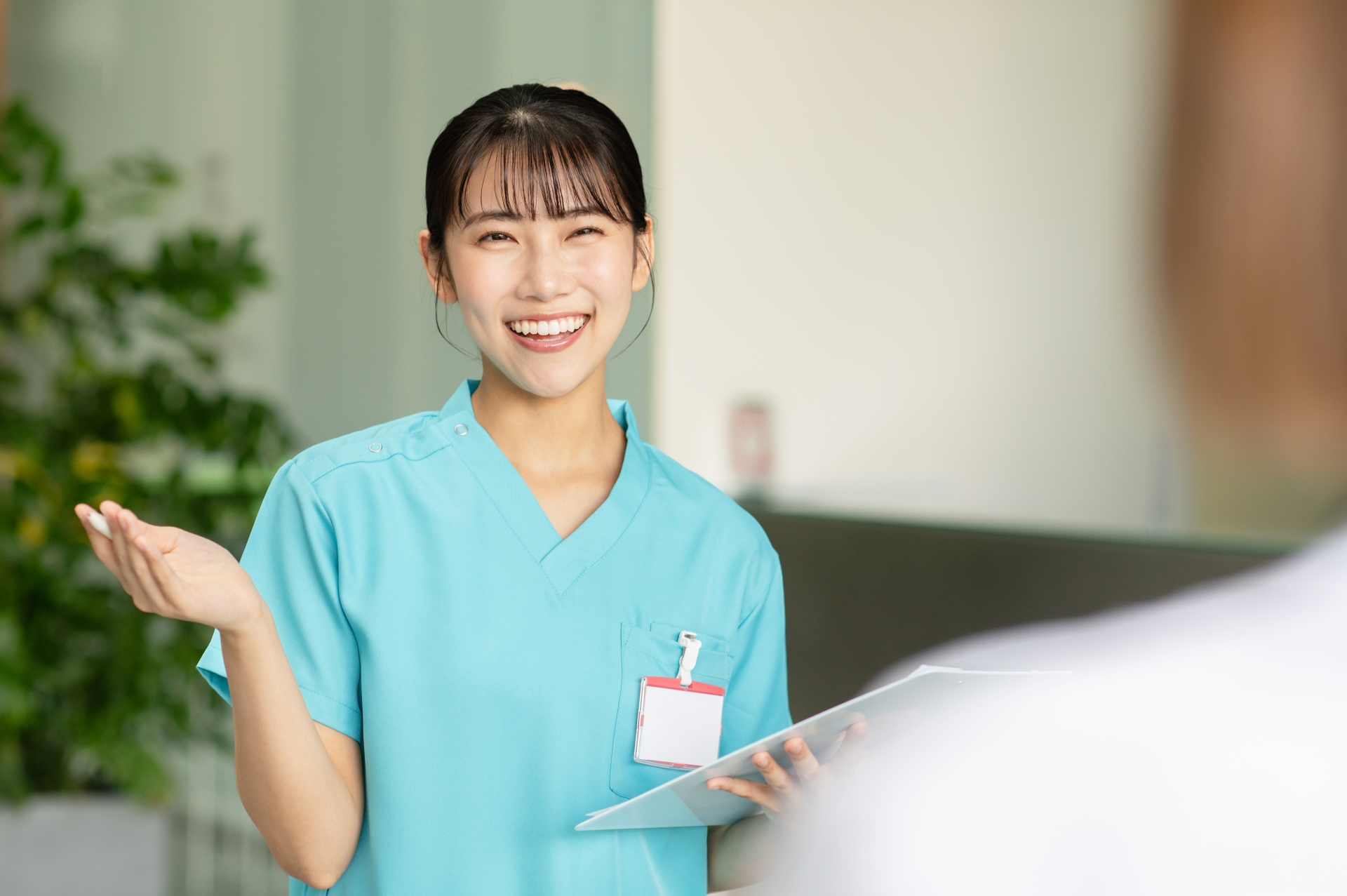 患者を問診する若い女性医師