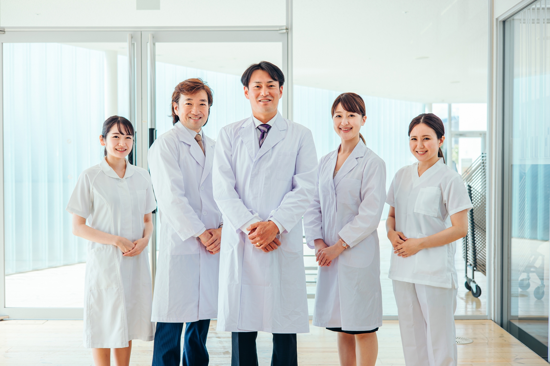 クリニックで働く白衣を着た男女(5人)
