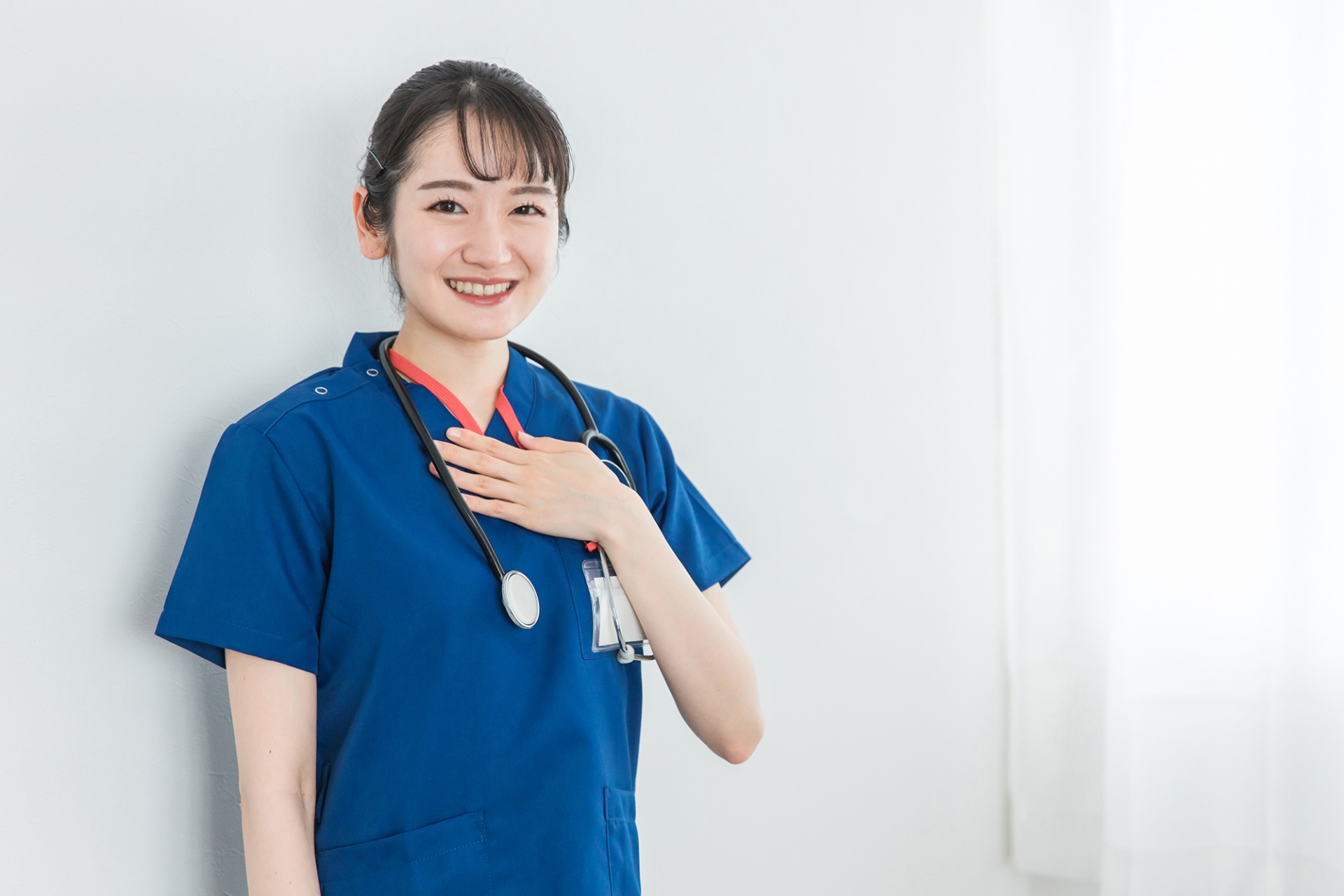 青いユニフォームを着た医者・看護師の女性