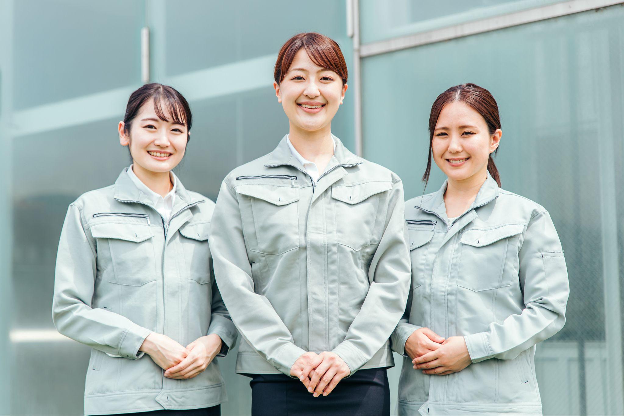 作業服を着た日本人女性（建設・事務）