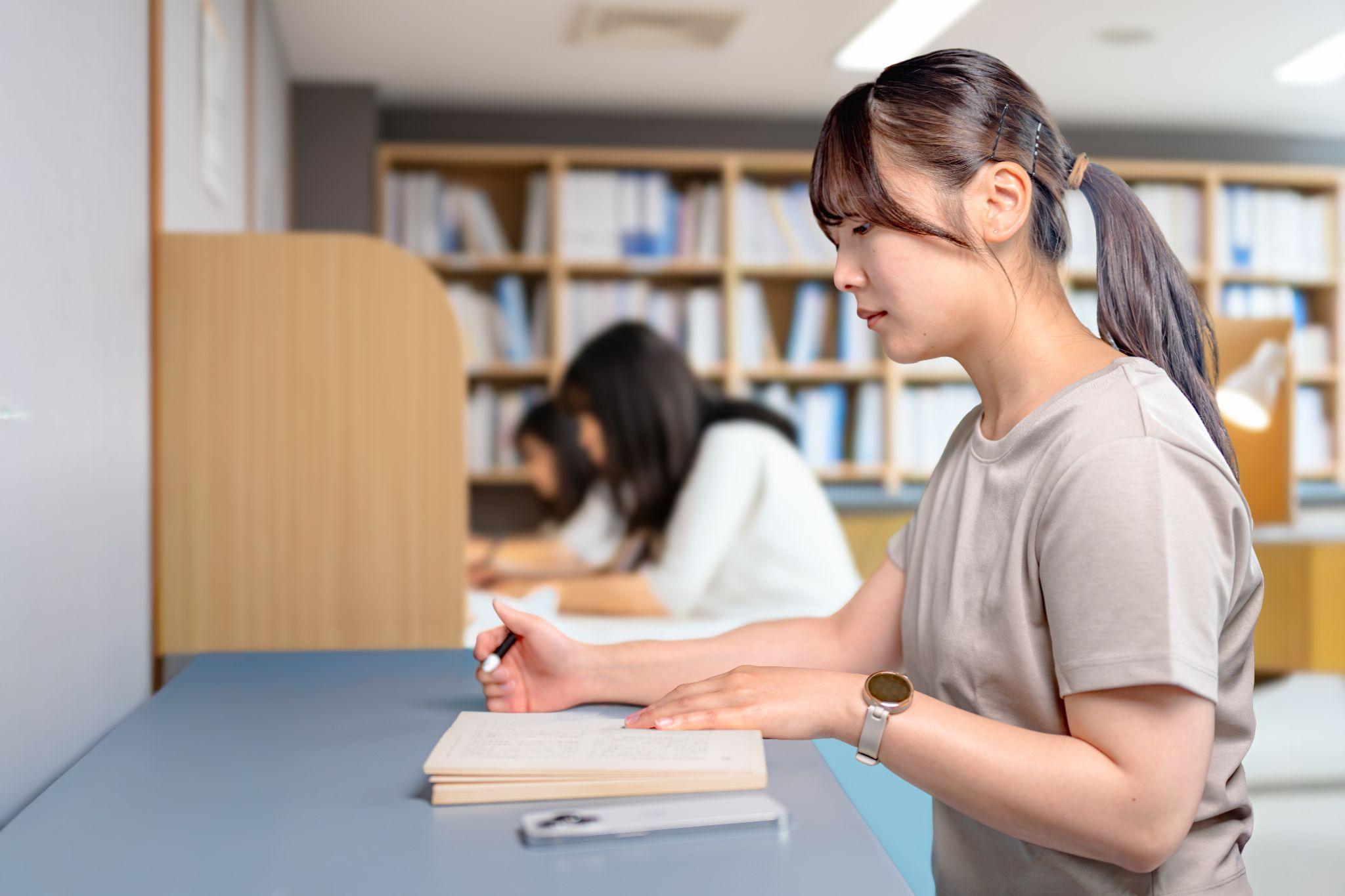 勉強する女性