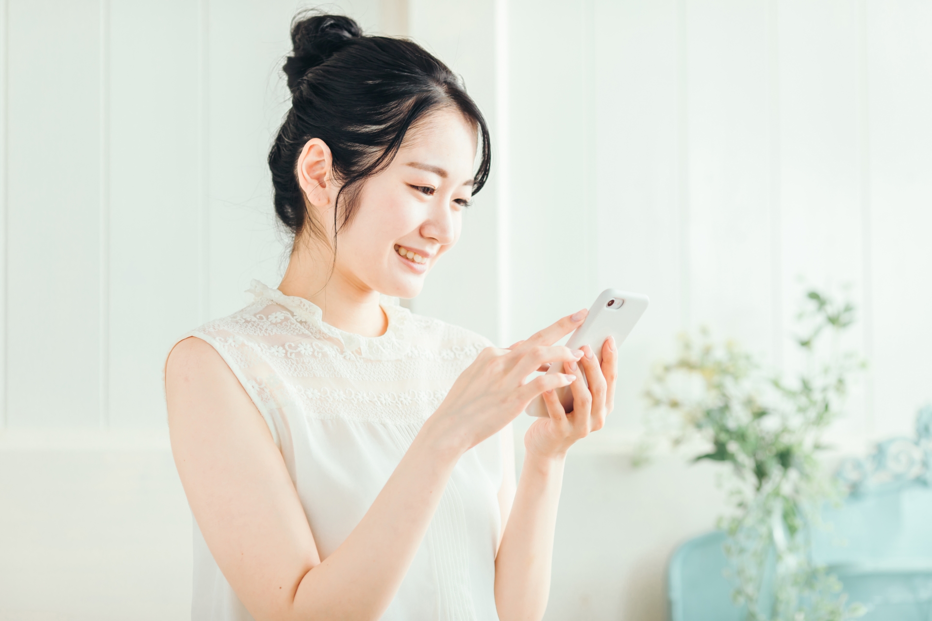 スマホを見る女性(笑顔)