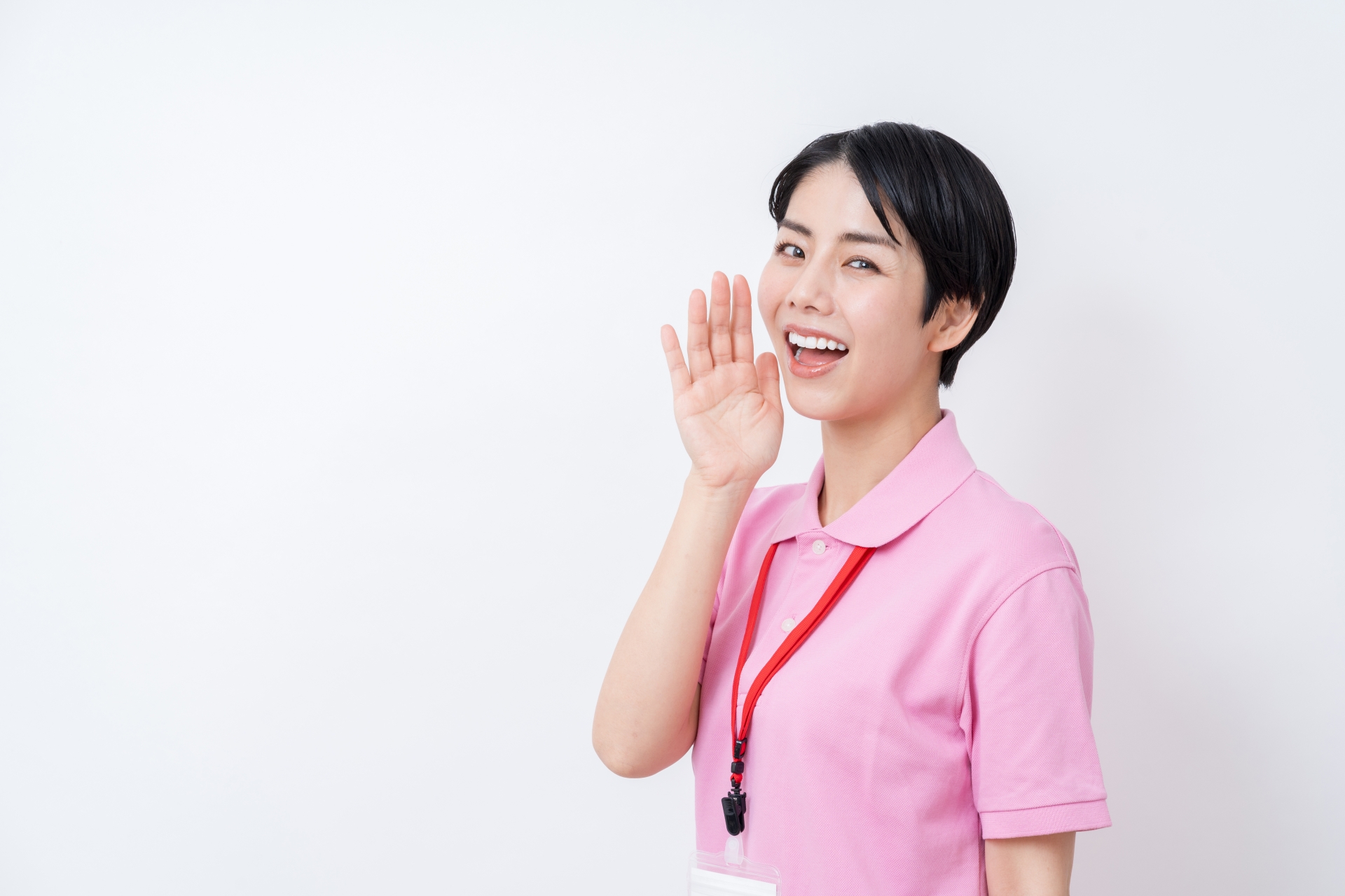 声がけする介護福祉士の女性。