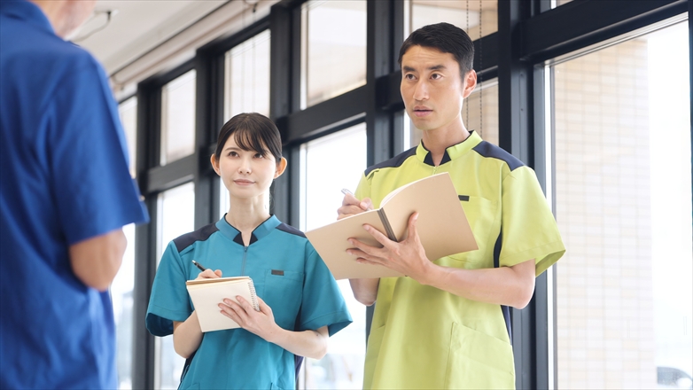 研修を受けるアジア人介護士