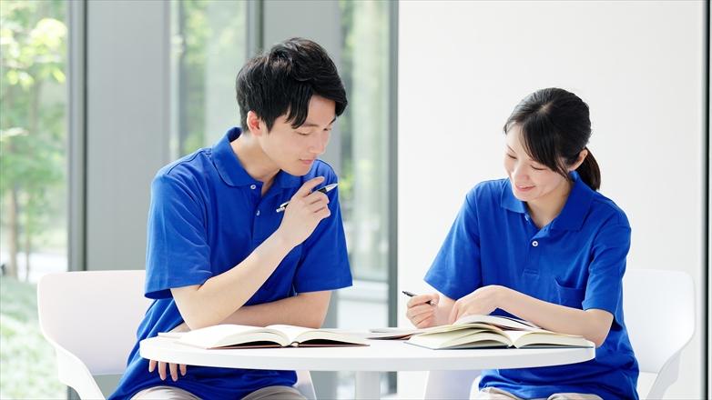 資格の勉強をする介護士