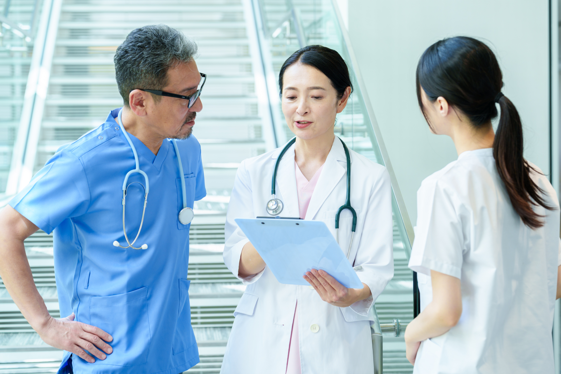 カルテを見て打ち合わせをする医師と看護師