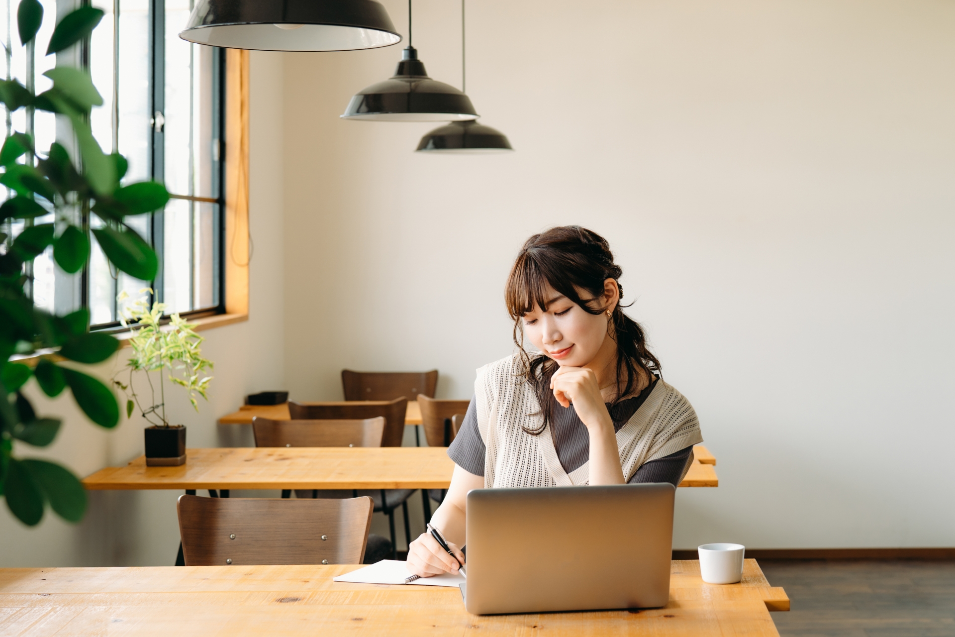 カフェで勉強する女性（考える）