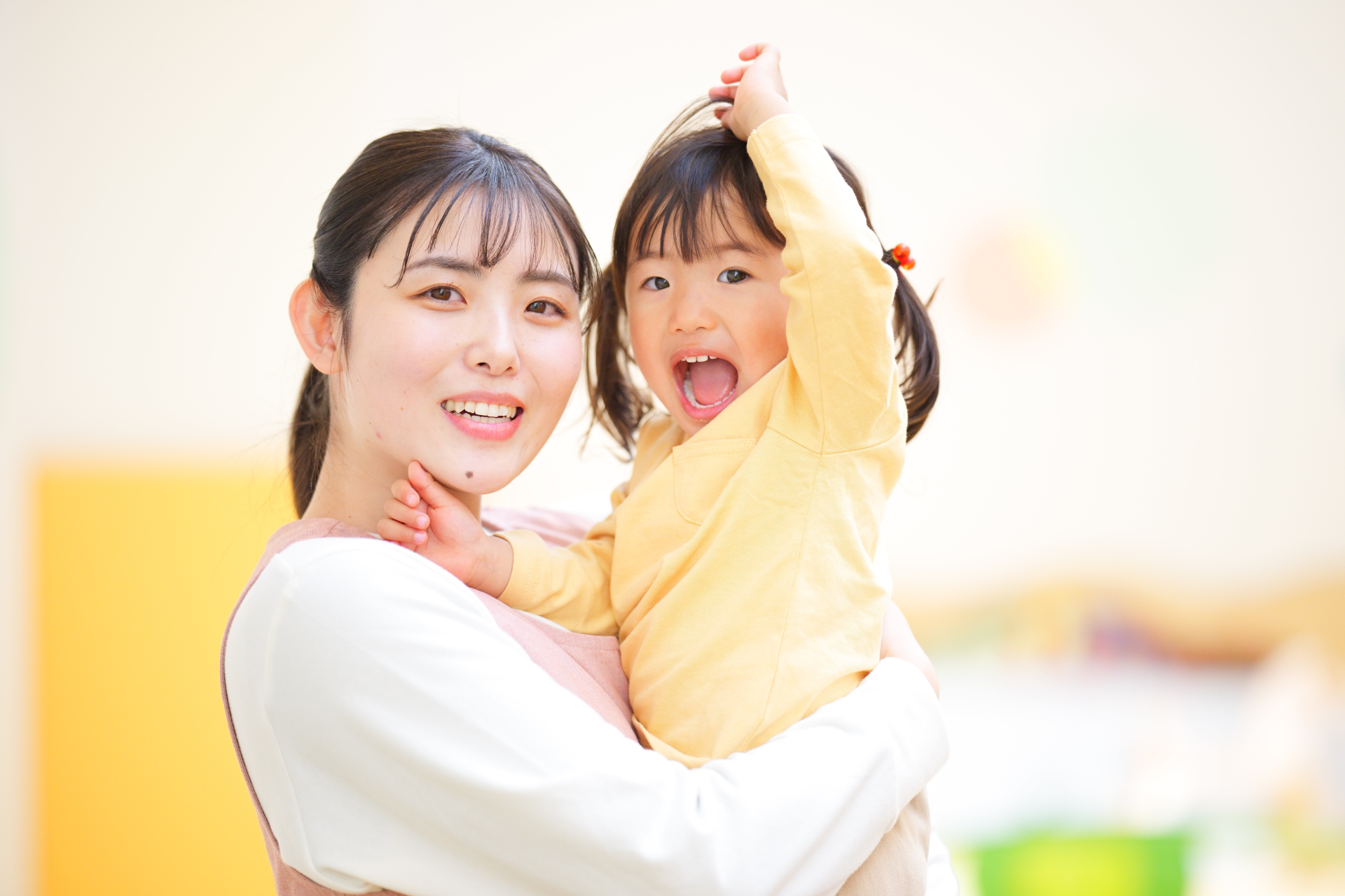 抱っこされ喜ぶ女の子