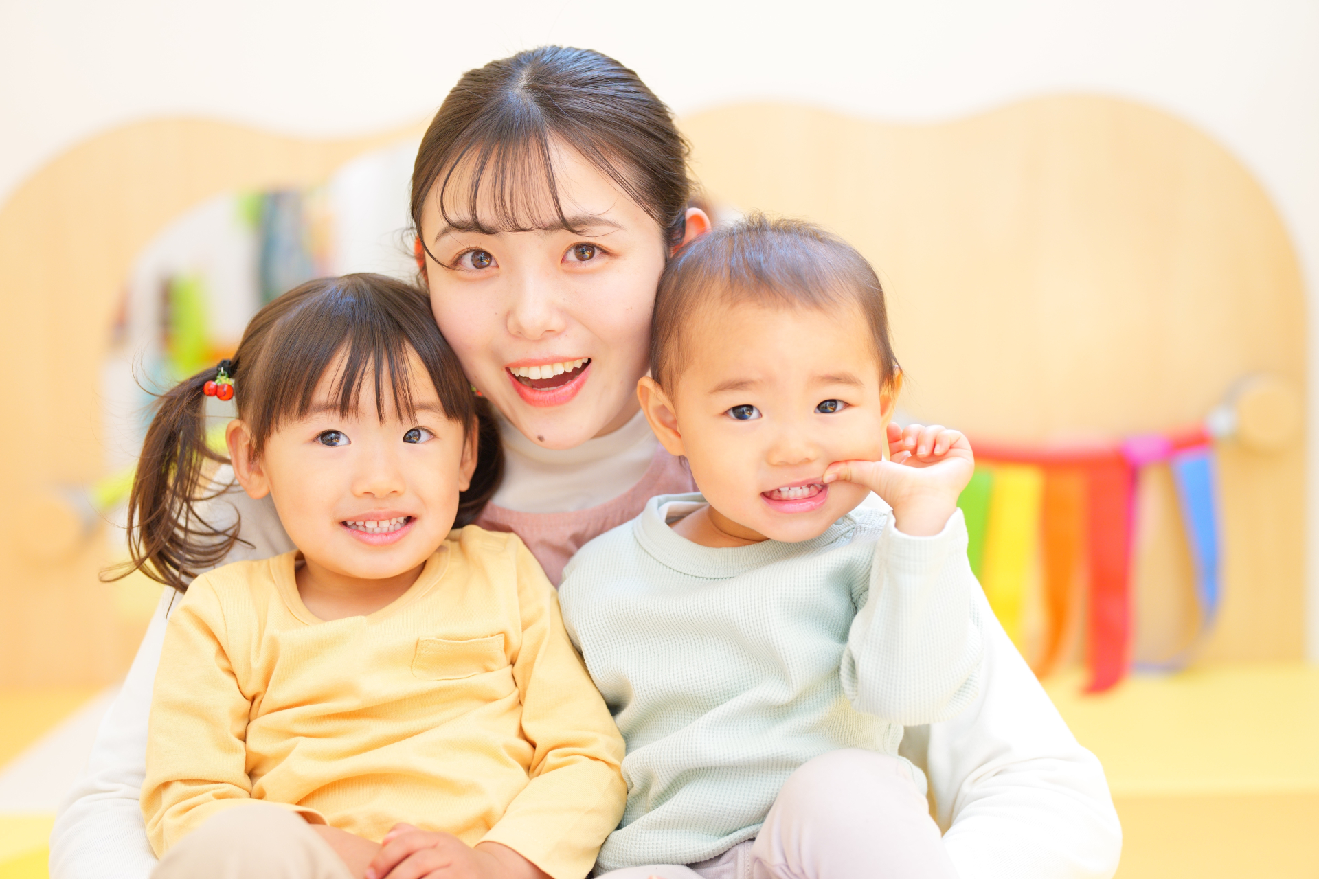 仲良く寄り添う子供と先生
