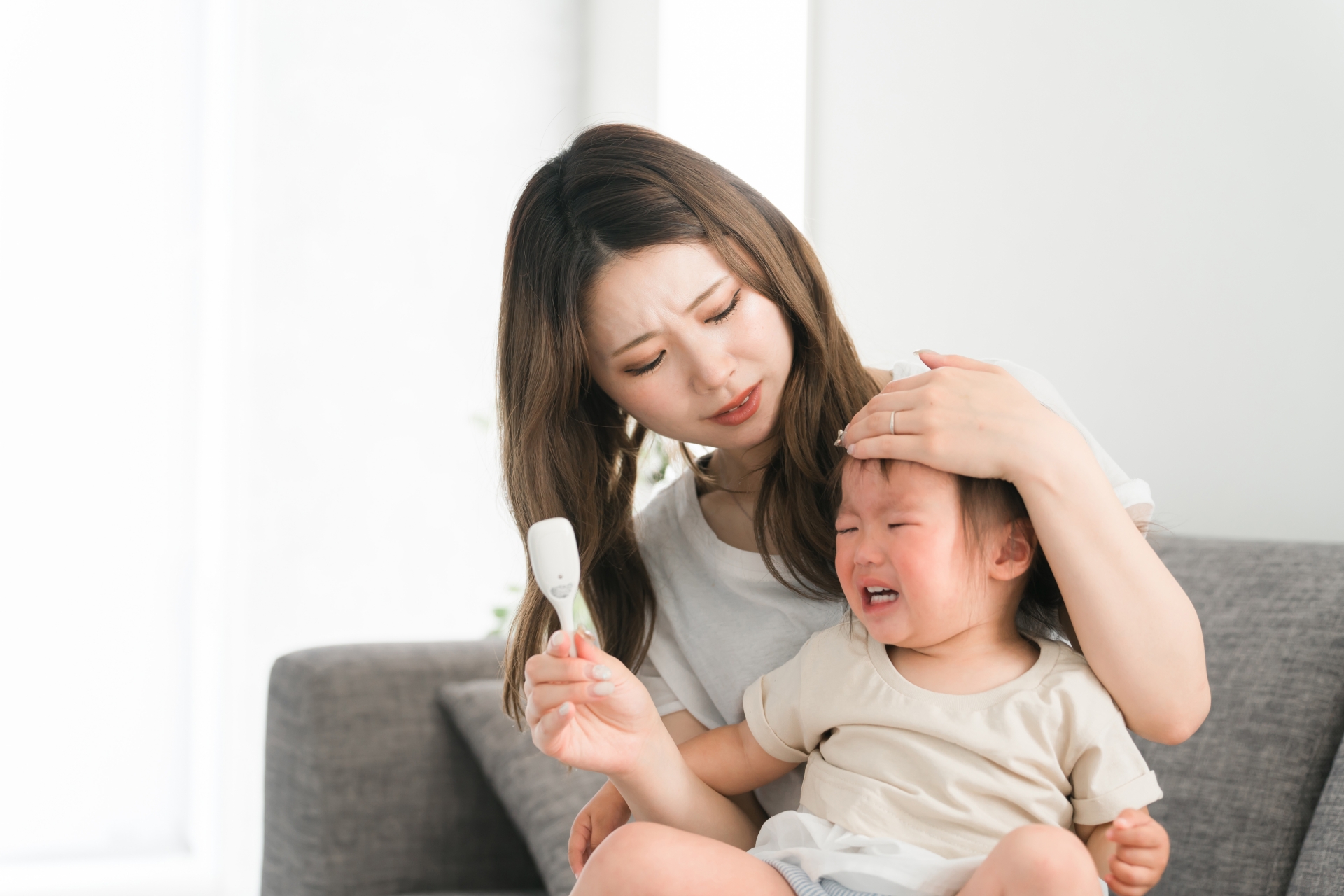 子どもの体温を測る母親・ママ（発熱）