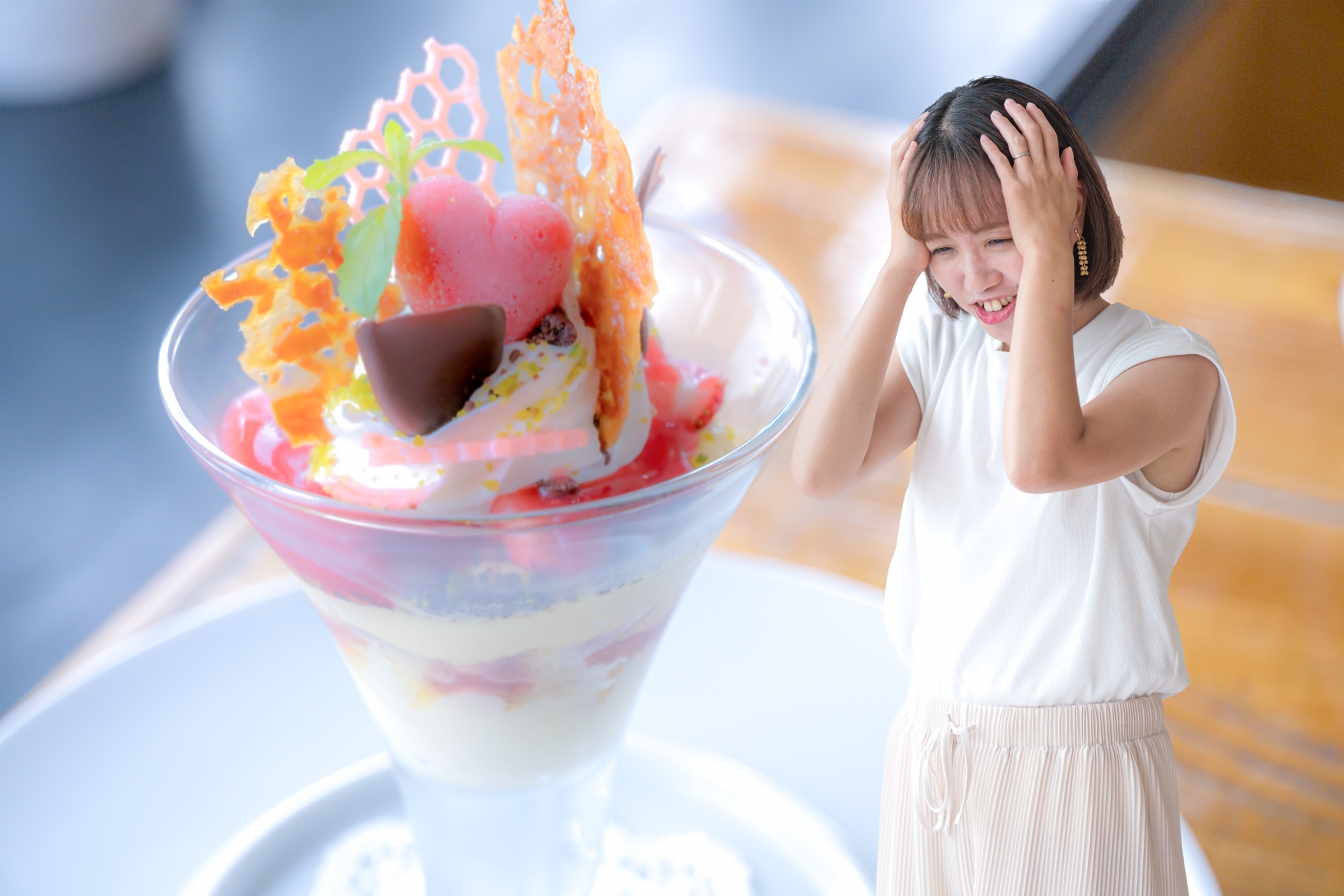 体重をはかる若い女性