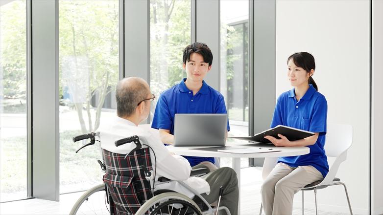 高齢者に説明をする介護士