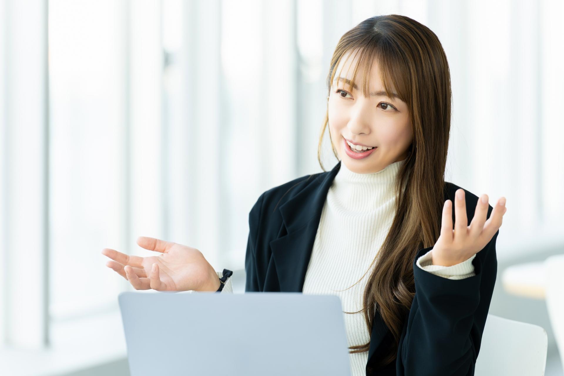 対話をする女性・ビジネスウーマン