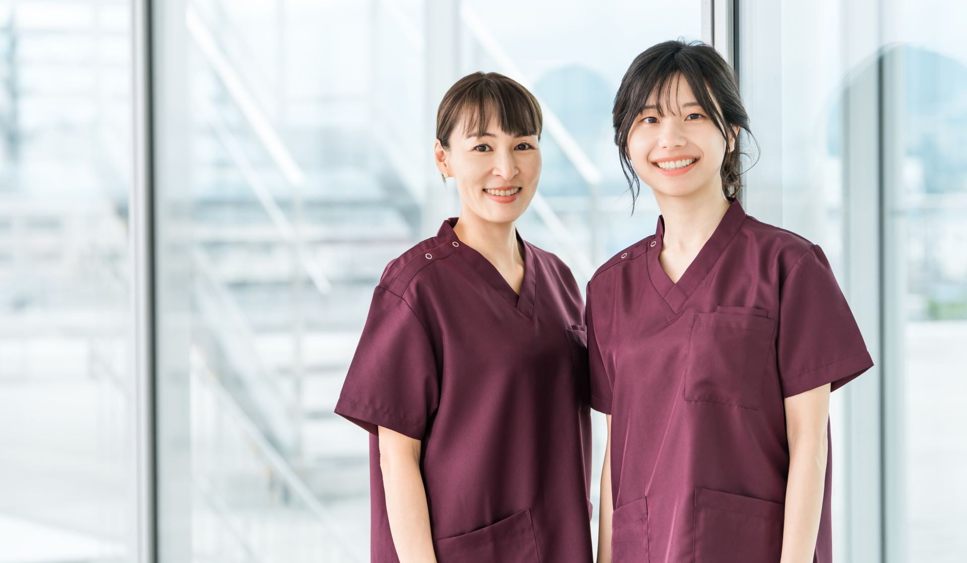 スクラブを着た看護師・作業療法士の女性