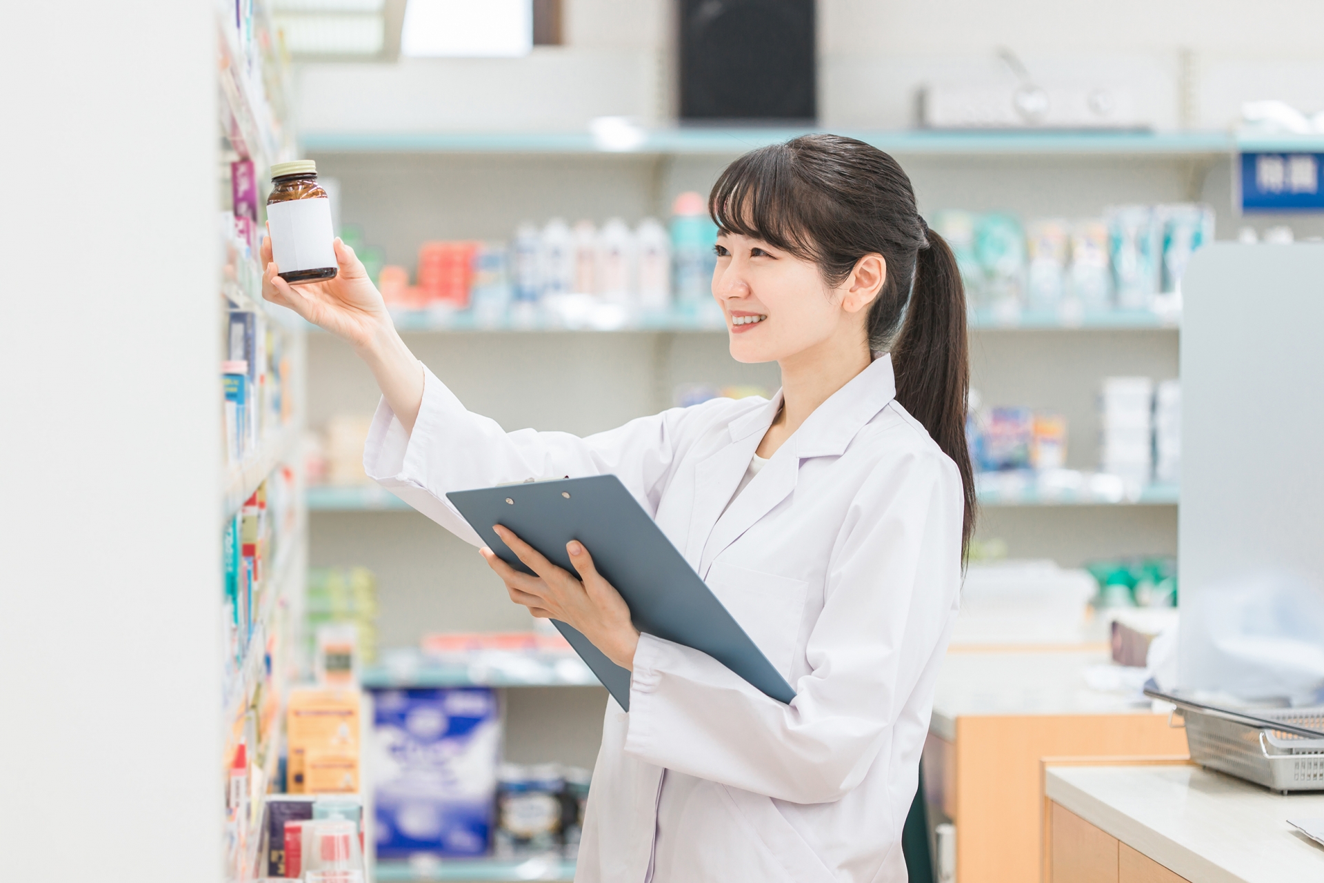 病院・ドラッグストアで働く薬剤師の女性