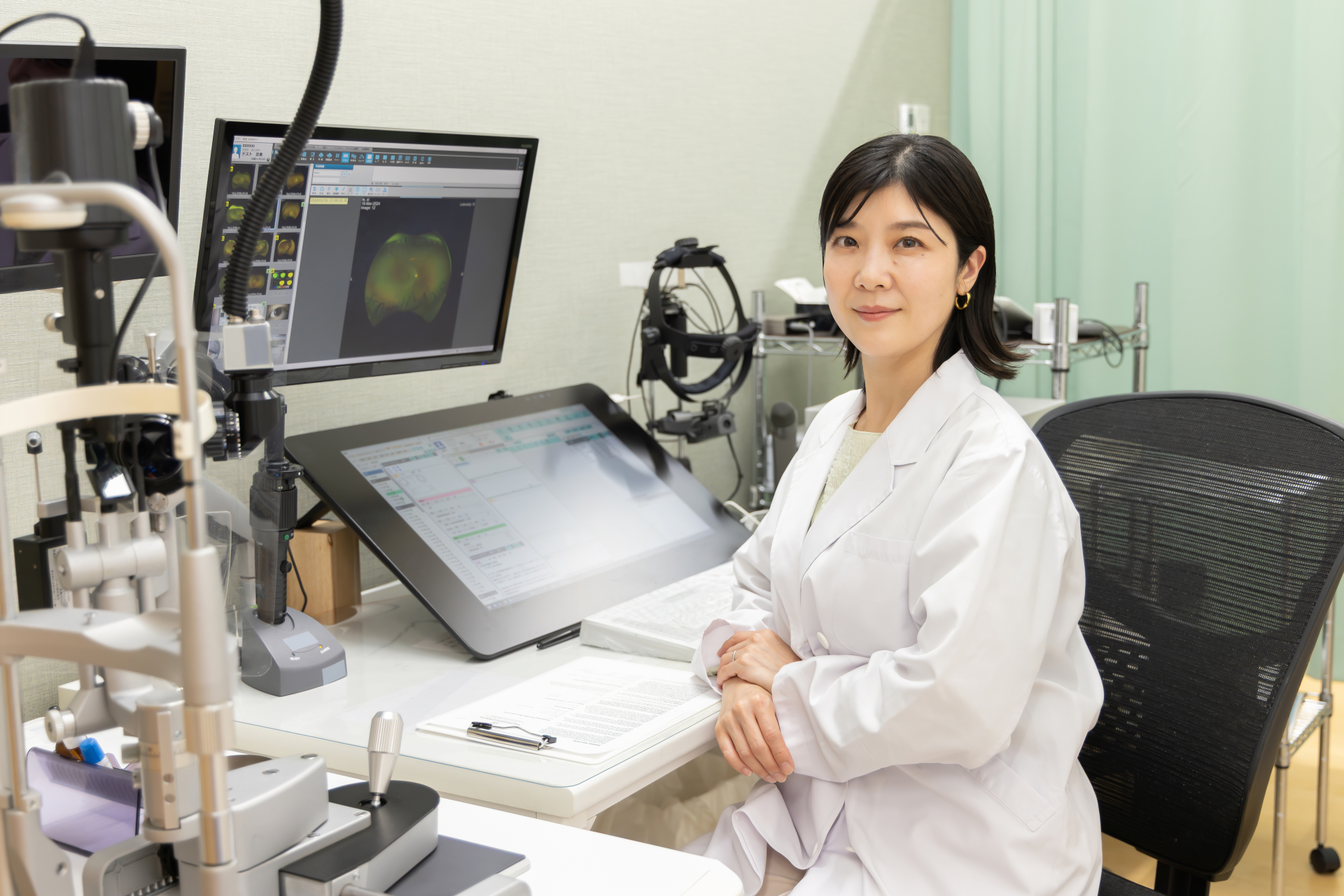 眼科クリニックで微笑む女性医師