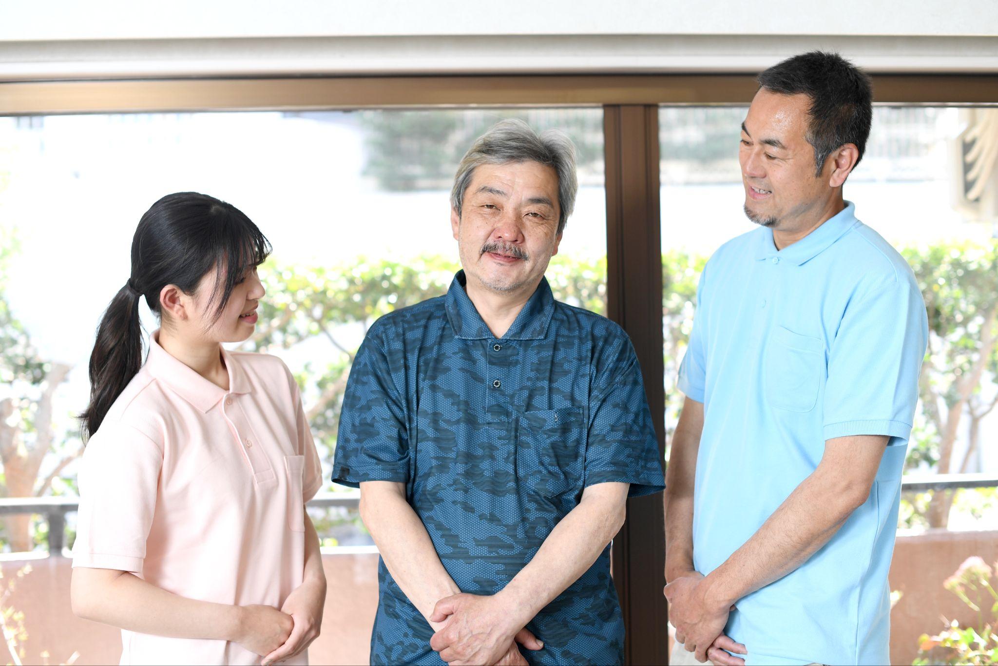 アジア人の介護士と高齢者の会話のイメージ