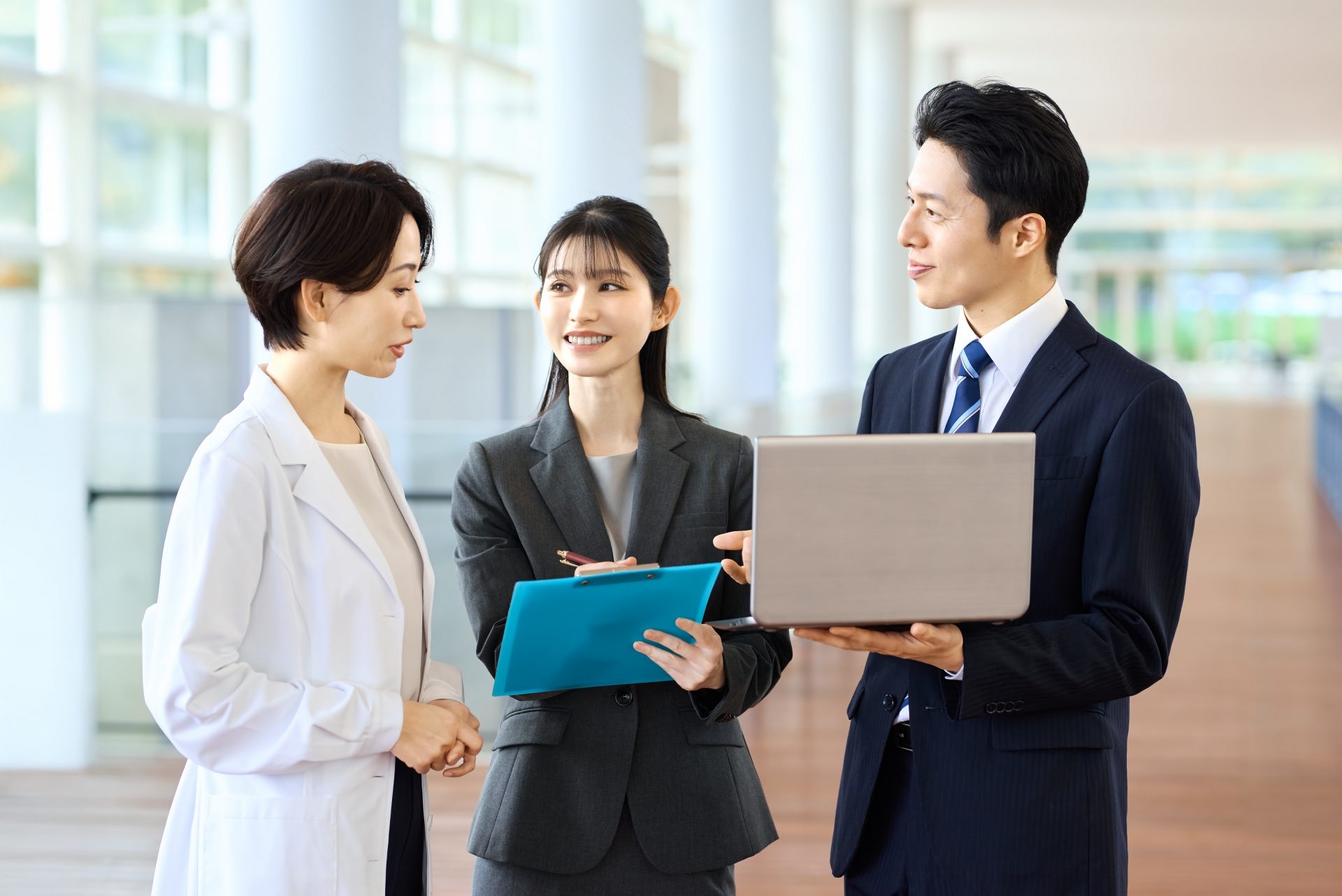 医者と営業のビジネスマン　製薬会社