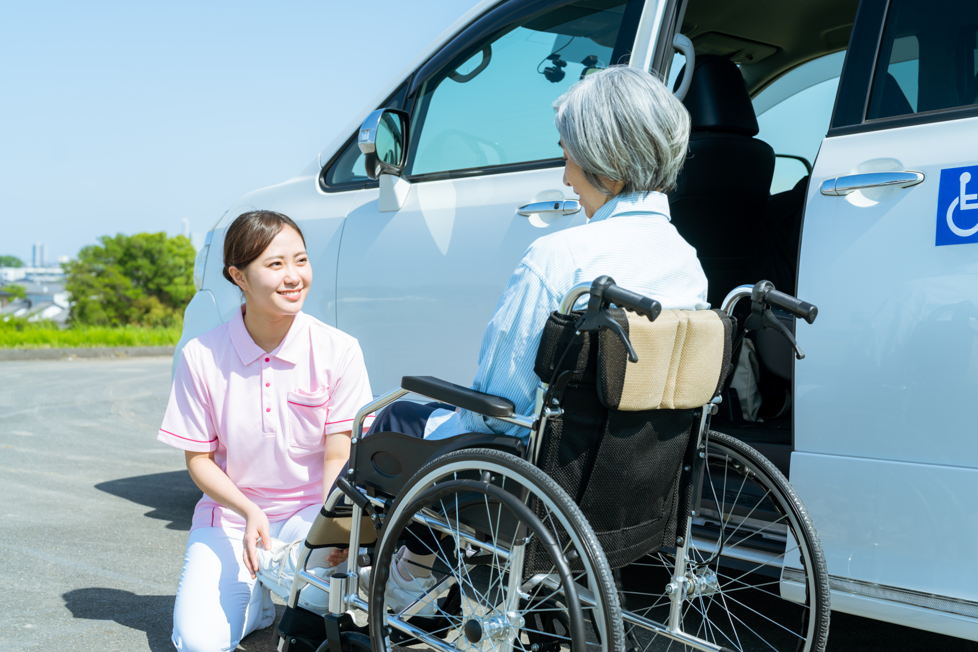 送迎する介護士