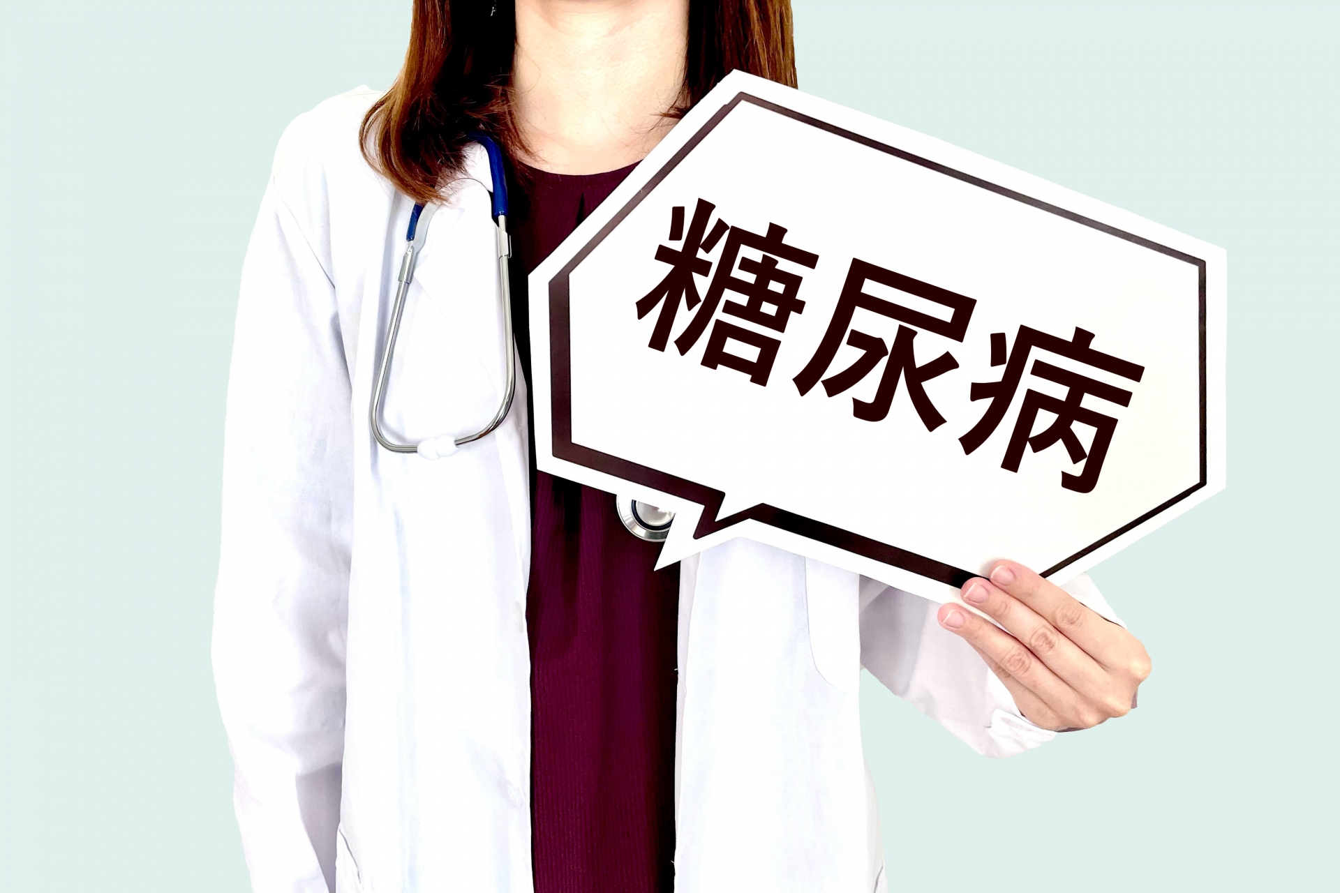 糖尿病について説明する女医