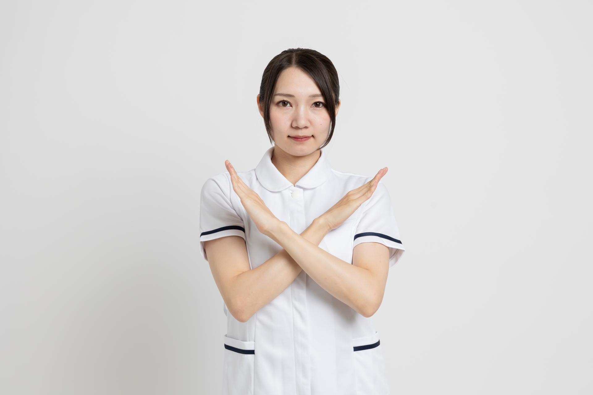 手を交差する看護師
