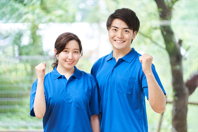 ガッツポーズをする男女の介護士