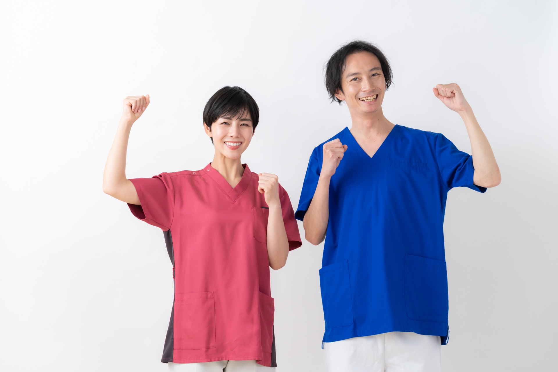 白バックの若い男女の医者