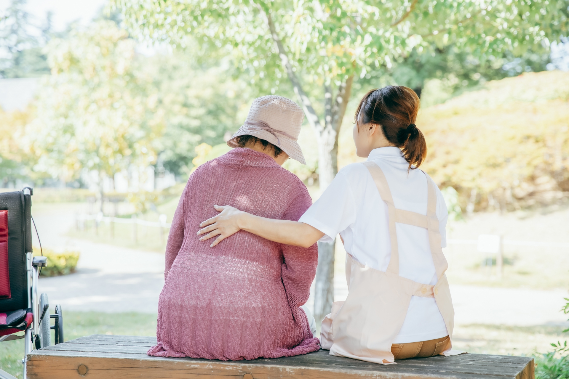介護士と高齢者