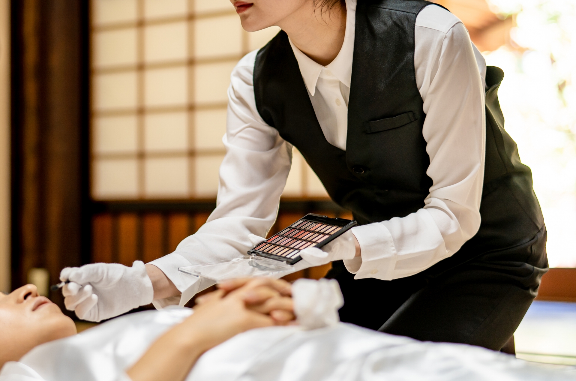 死化粧する葬儀スタッフ（美粧衛生師）