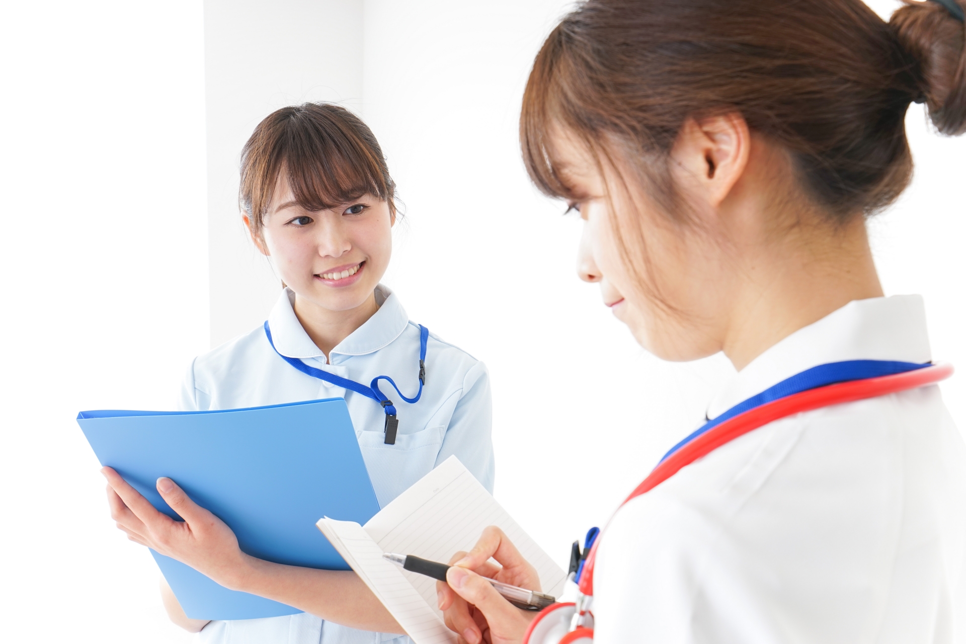 打ち合わせをするナース