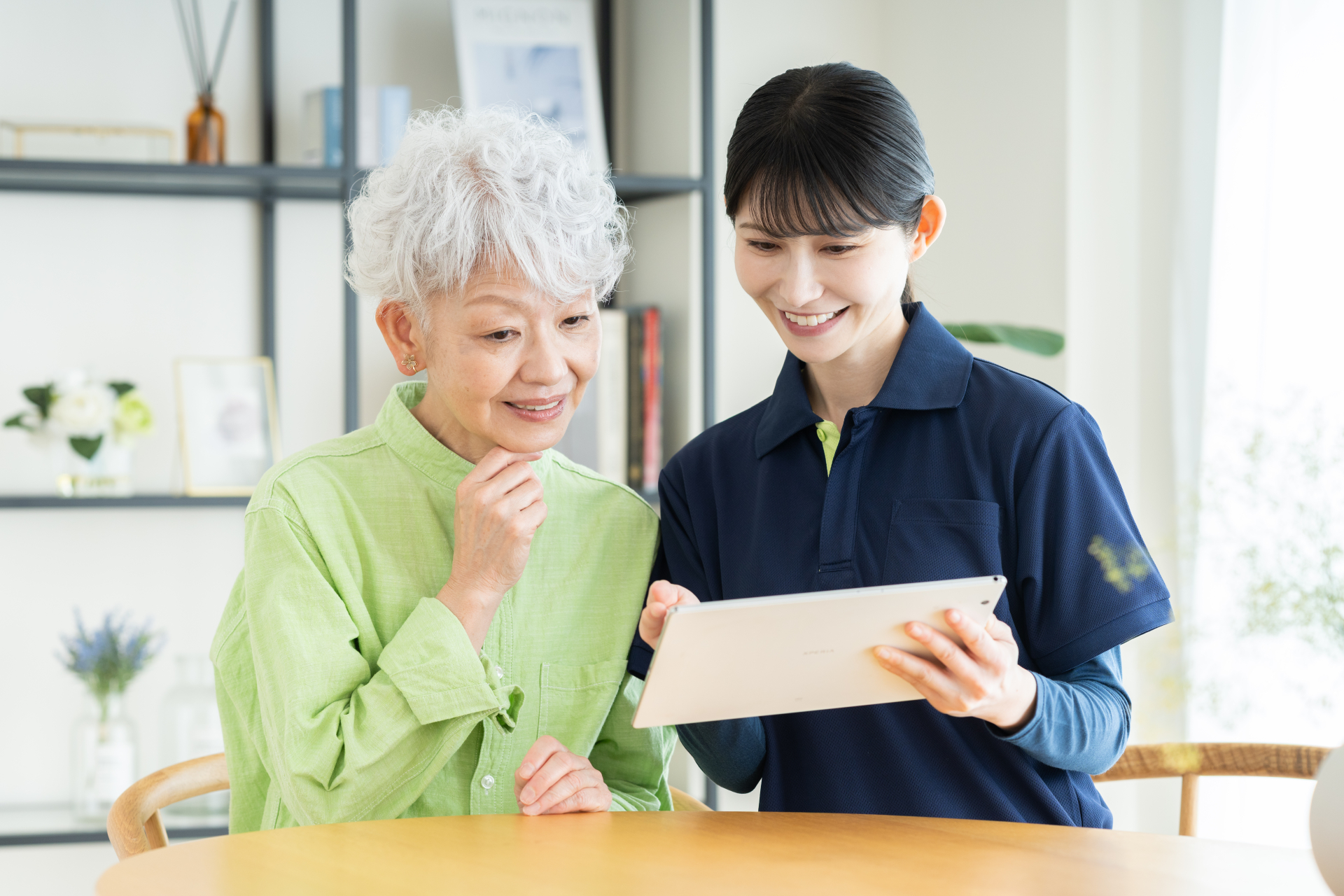 シニアの女性と介護福祉士