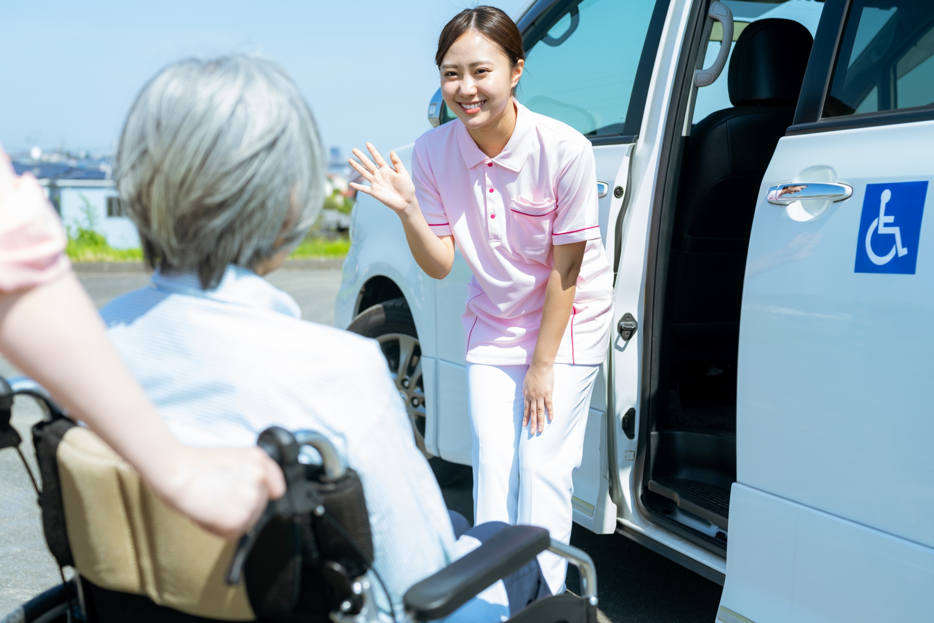送迎する介護士