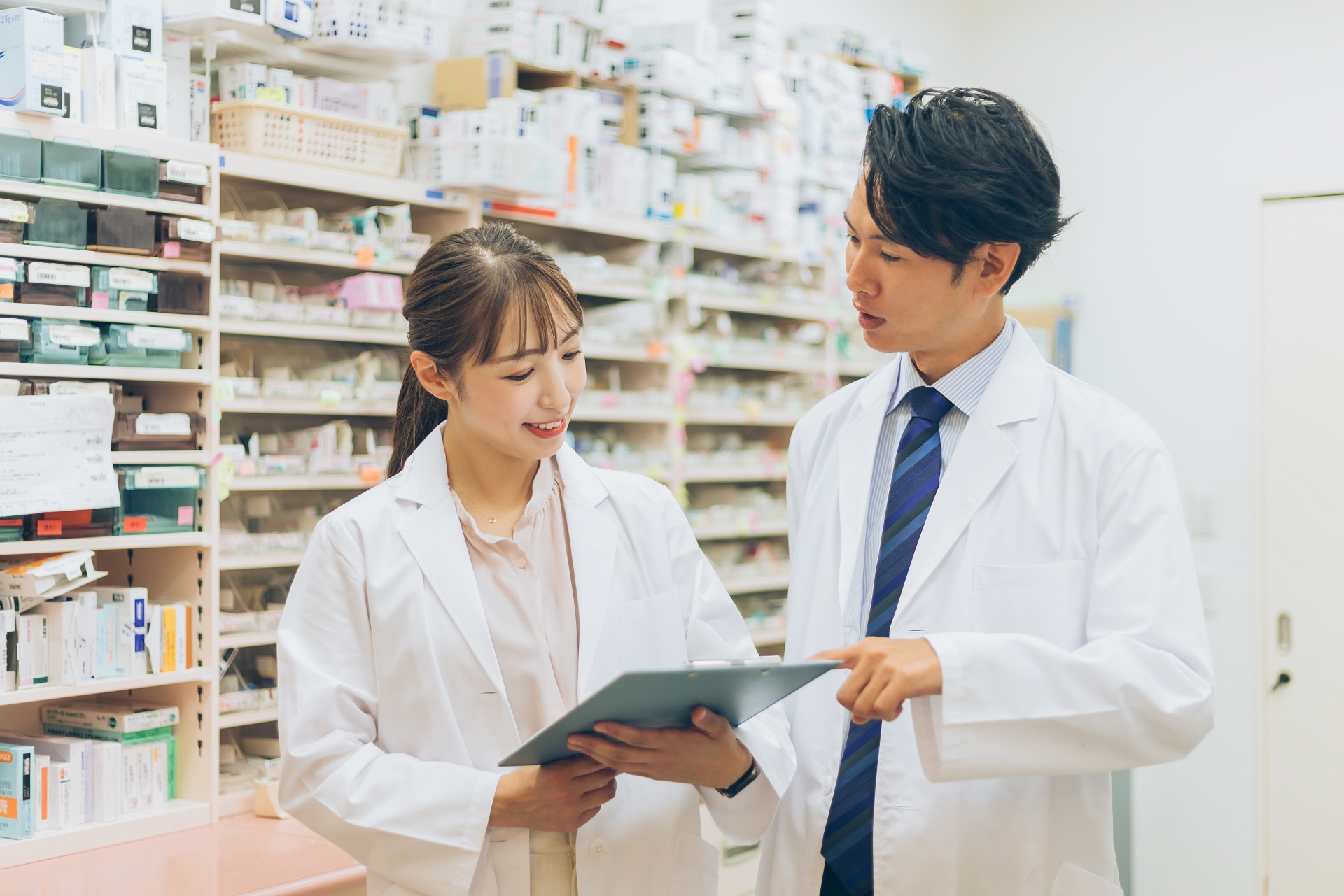 医療スタッフイメージ_薬剤師の男女