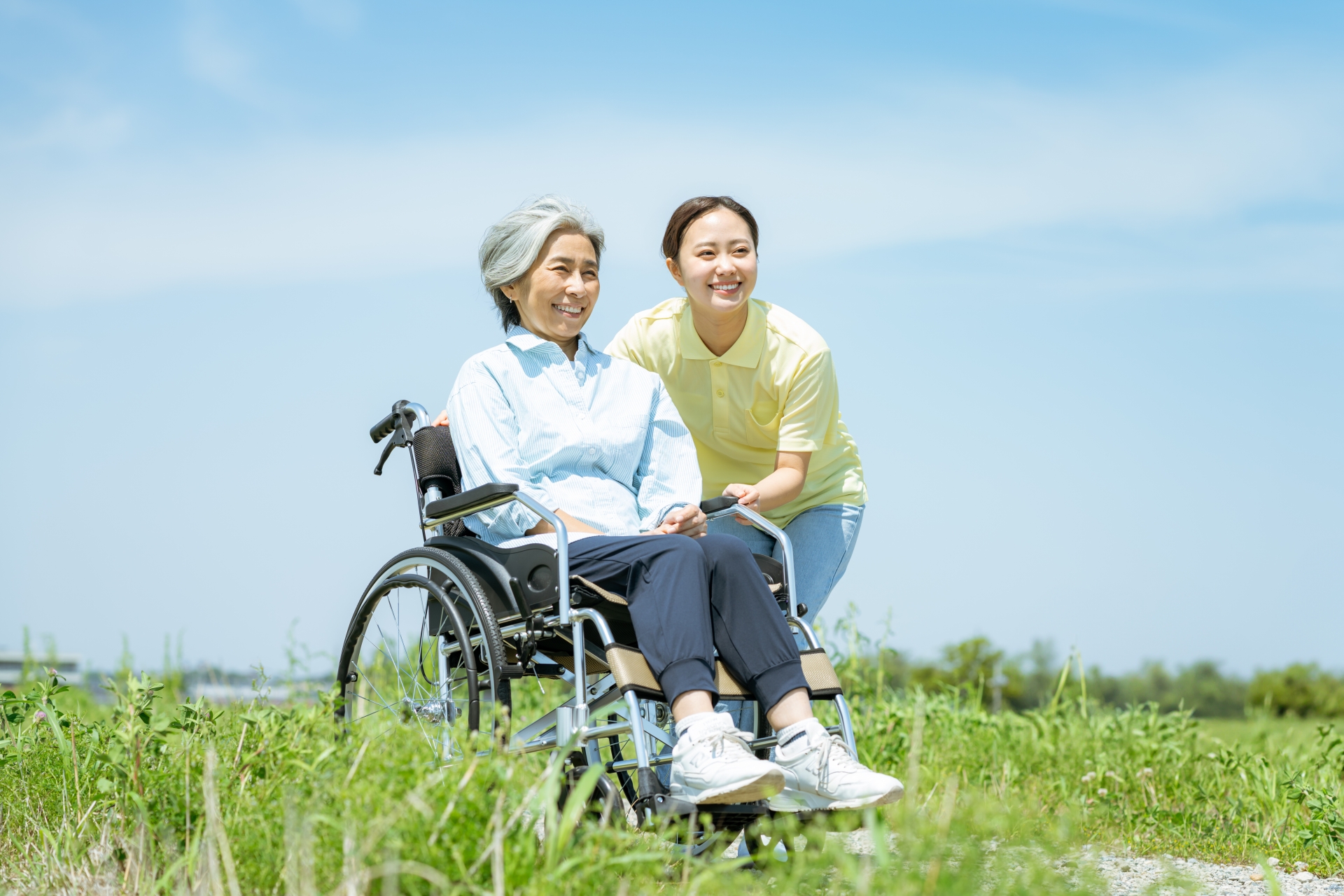 車椅子のシニアと介護士