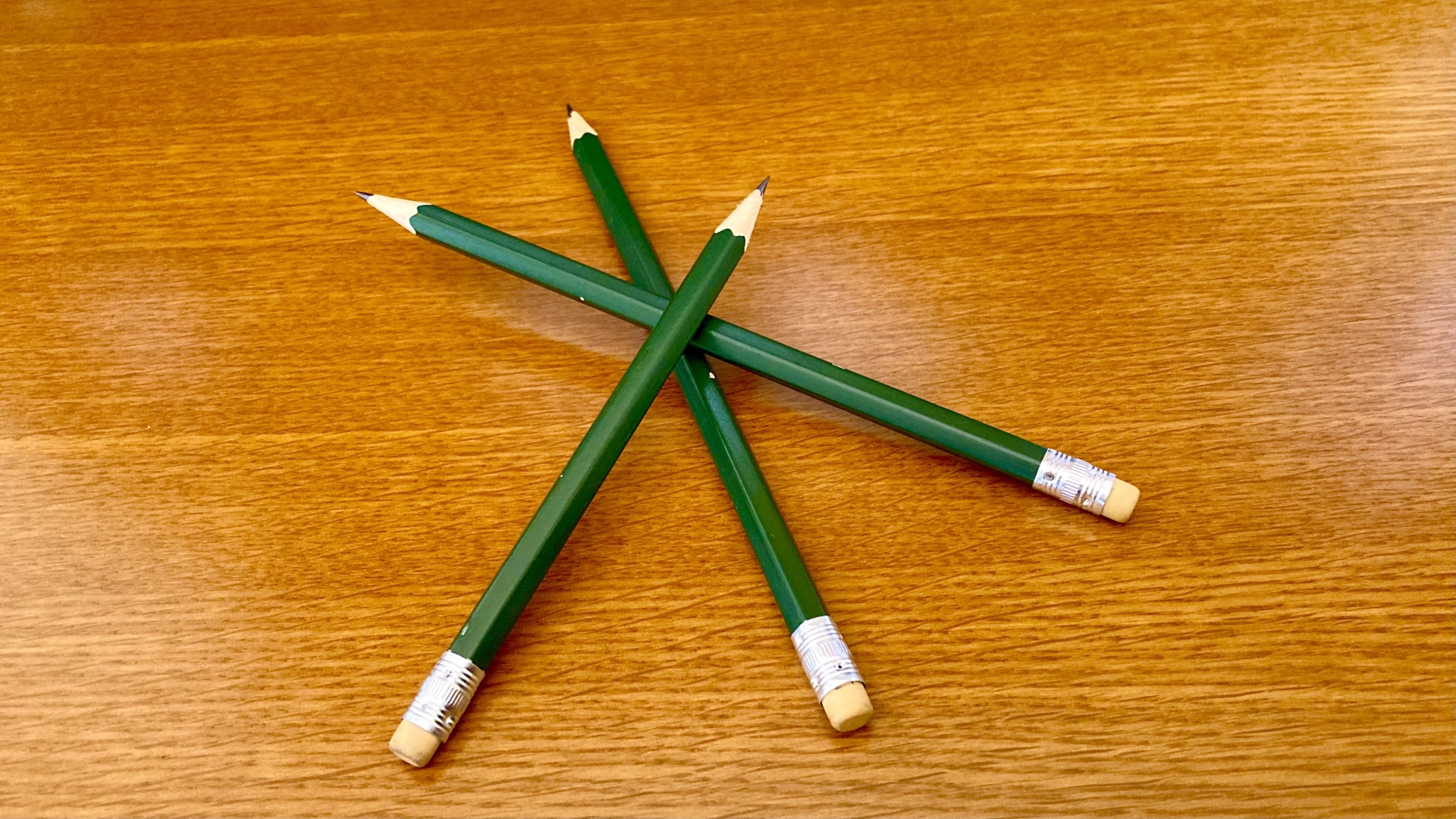 三本組まれた鉛筆