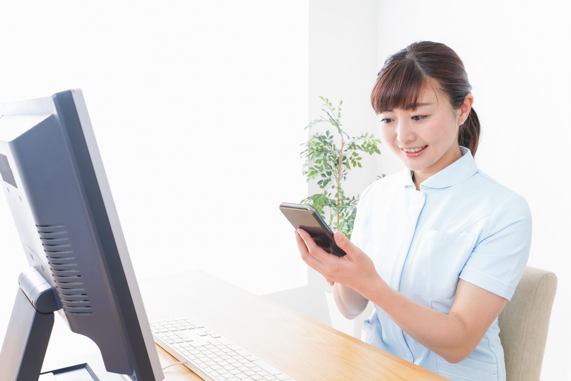 デスクワークをする看護師