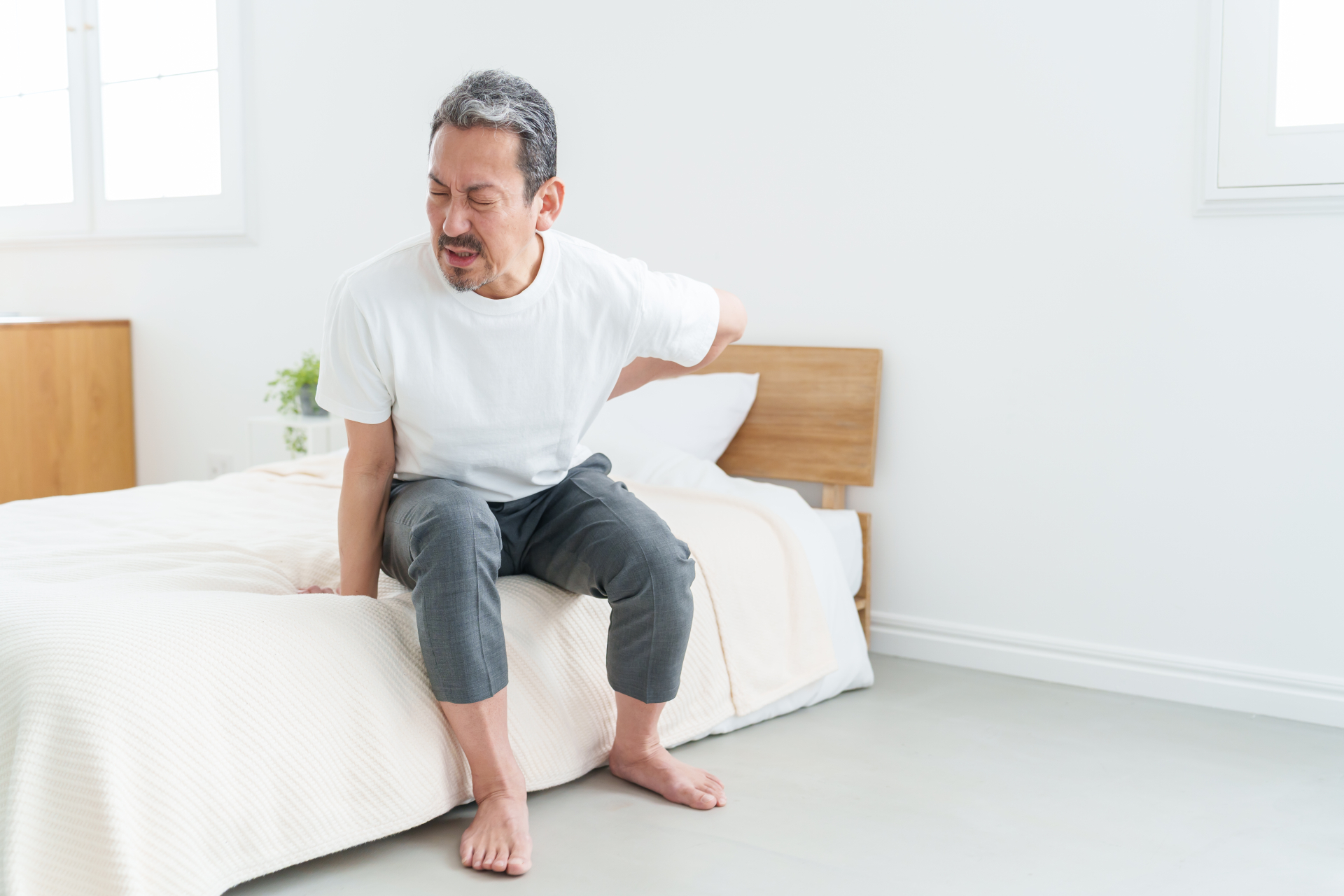 腰痛・腰の痛みに苦しむ中高年男性