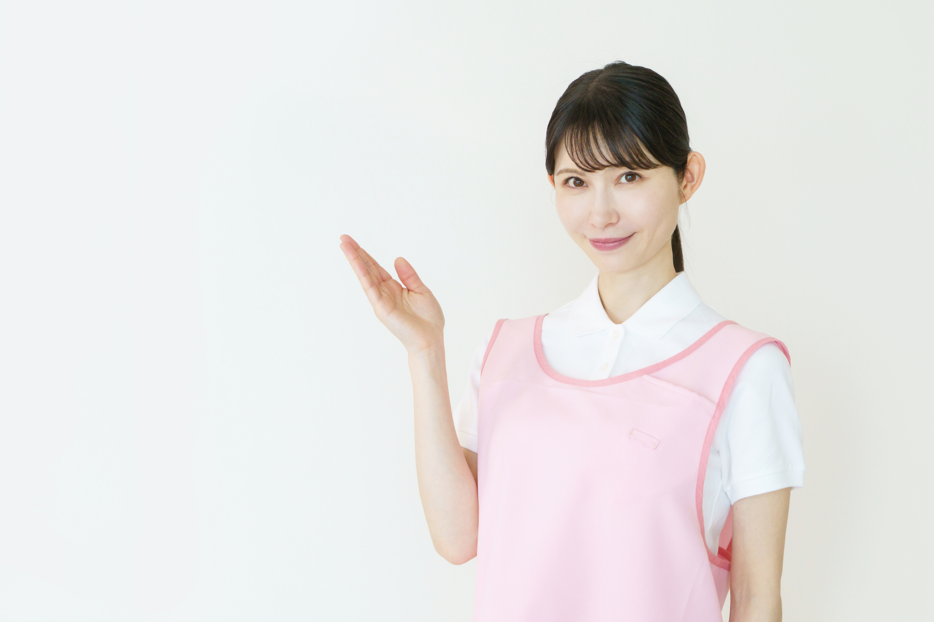 手を拡げる若い日本人女性介護士
