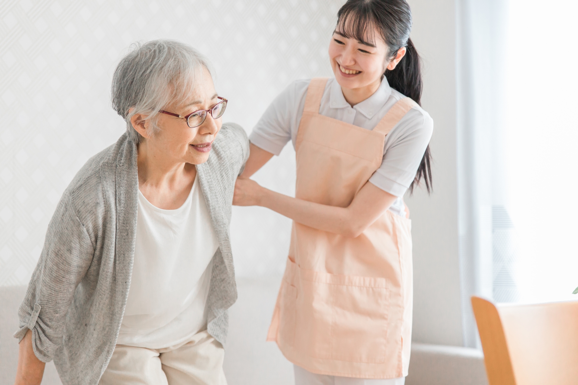 訪問介護する女性と高齢者(笑顔)