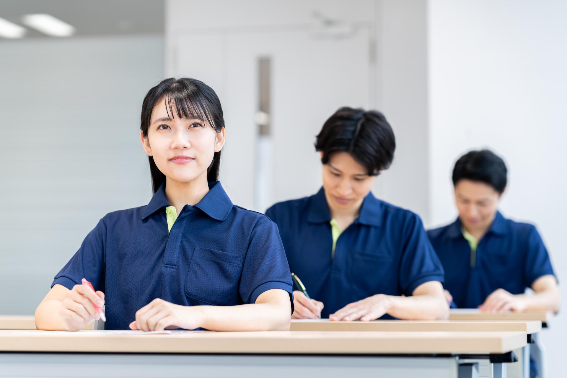 研修を受ける介護士