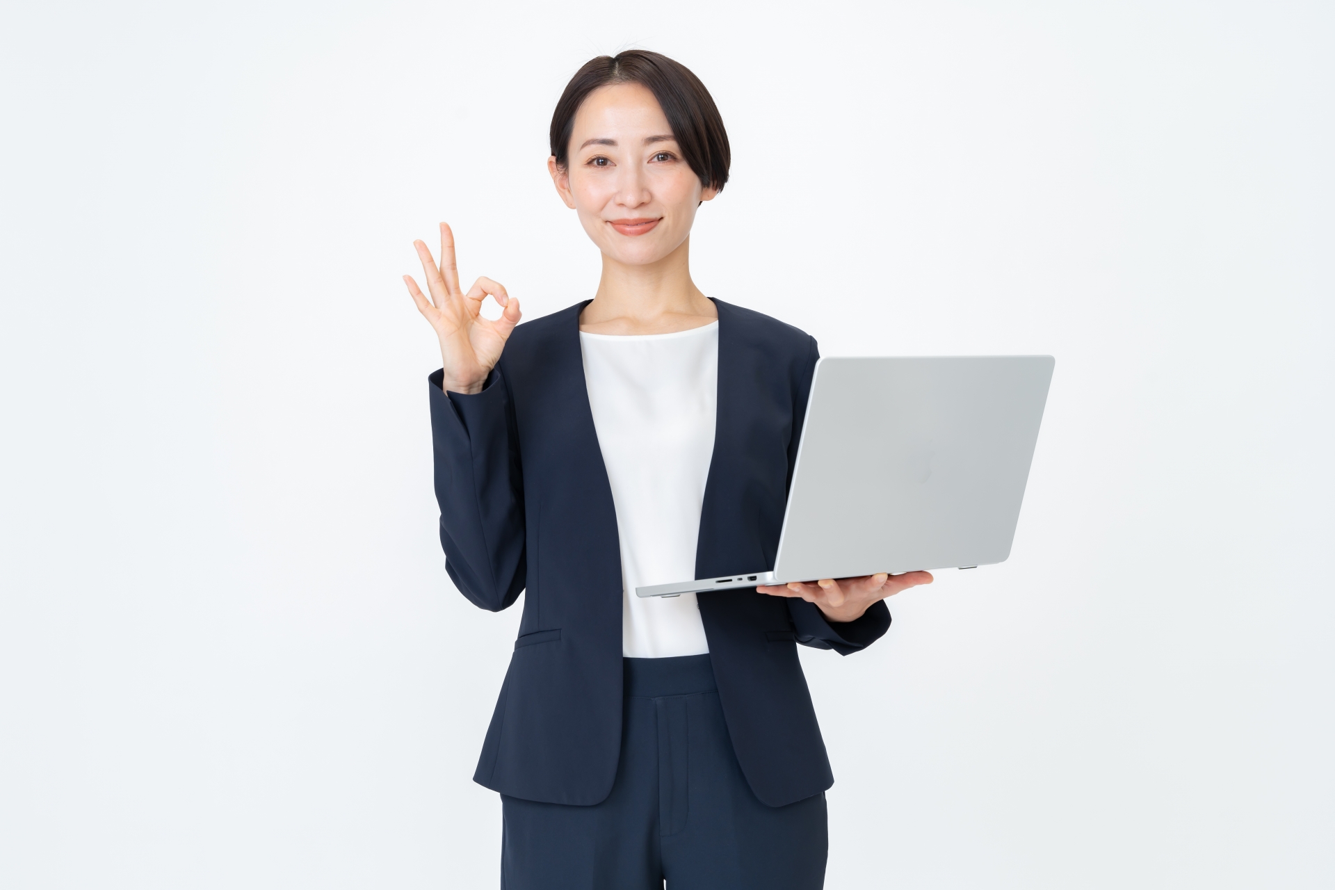 パソコンを持つスーツを着た女性