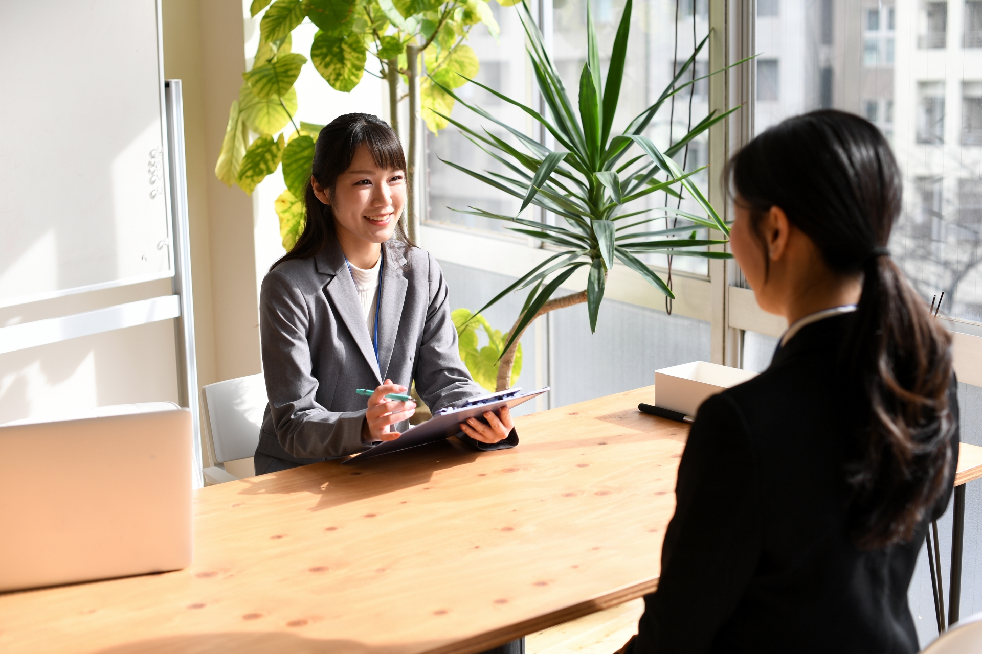 オフィスで面談(会議)をする女性