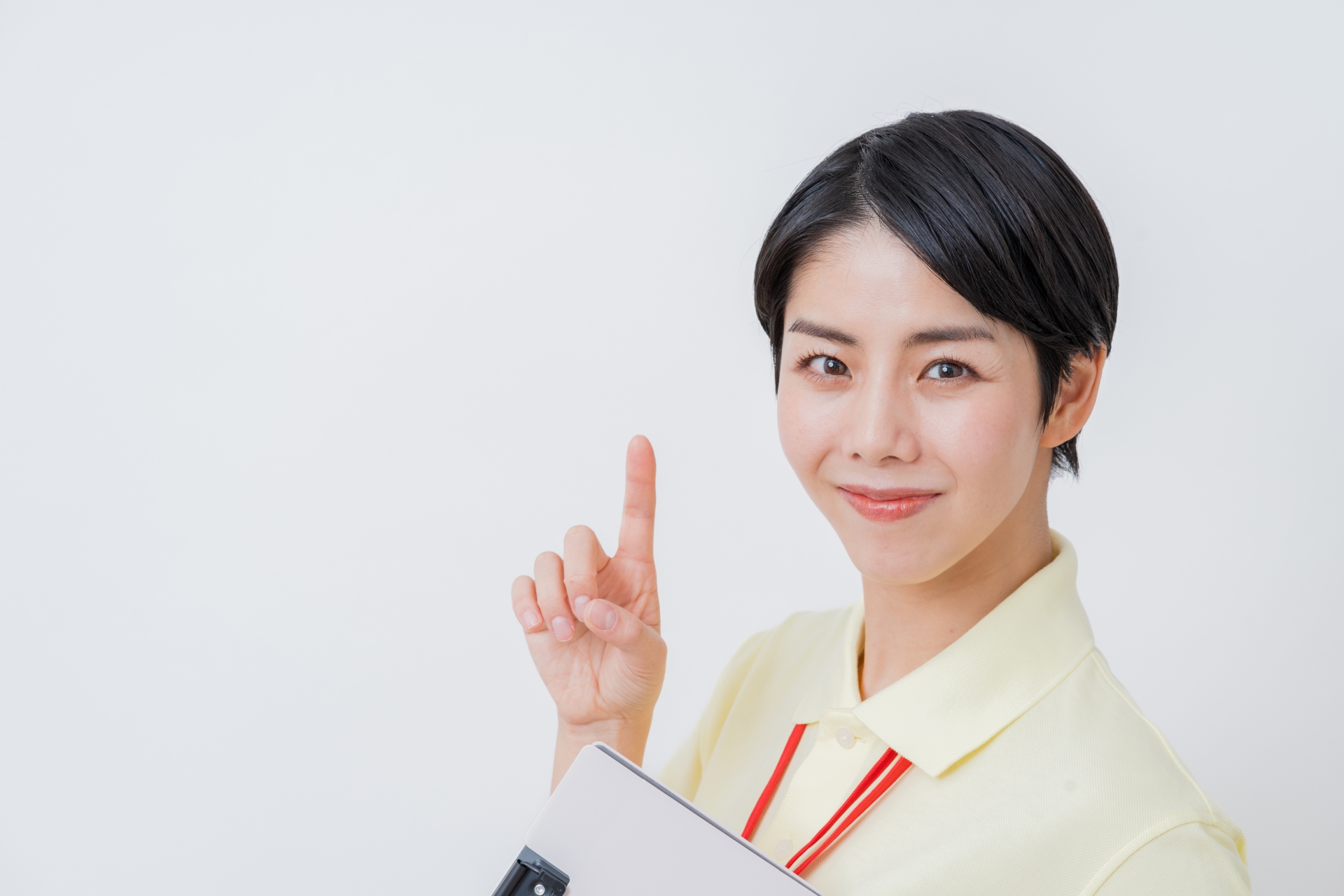 提案する介護士の女性。