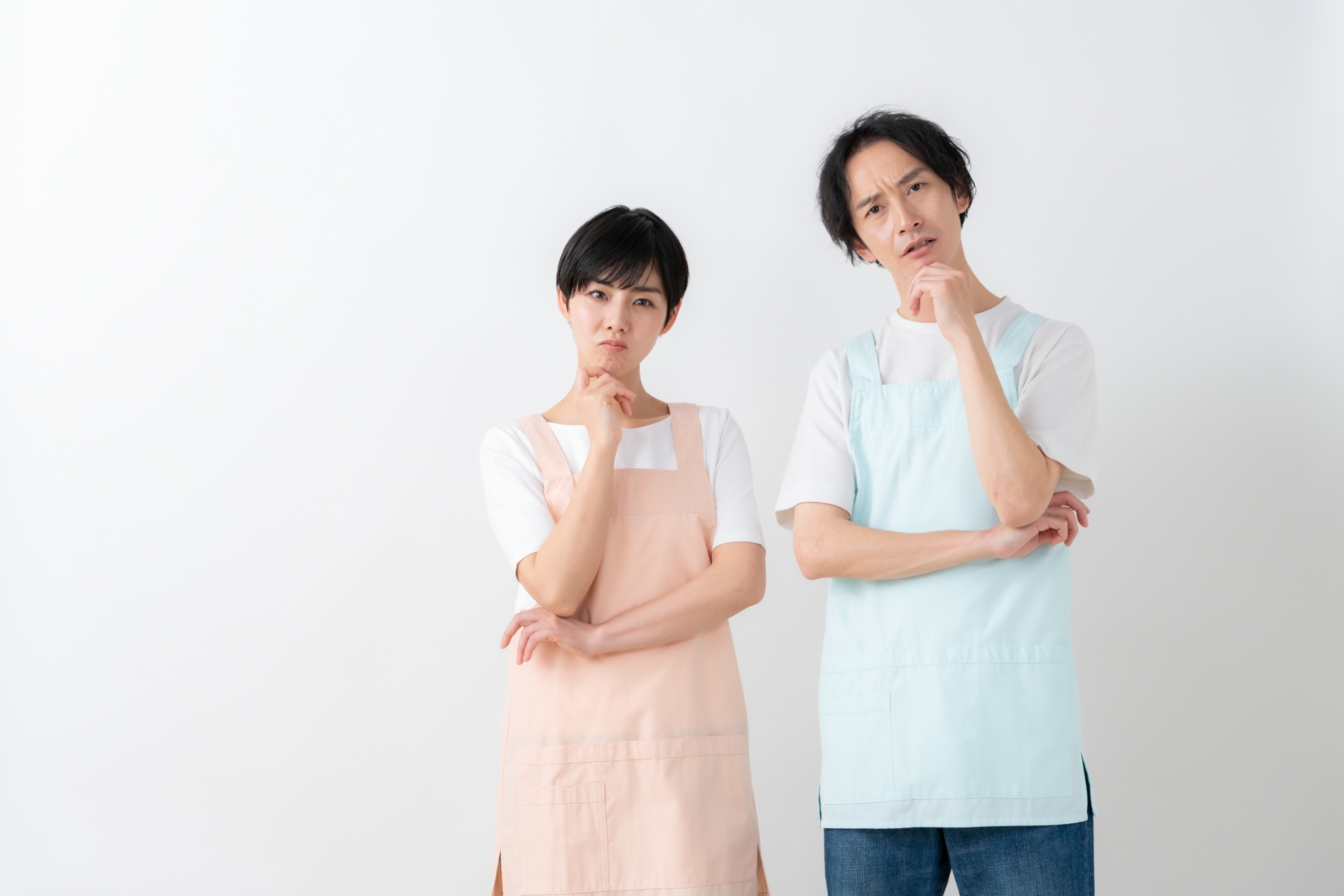 白バックの若い男女の介護士