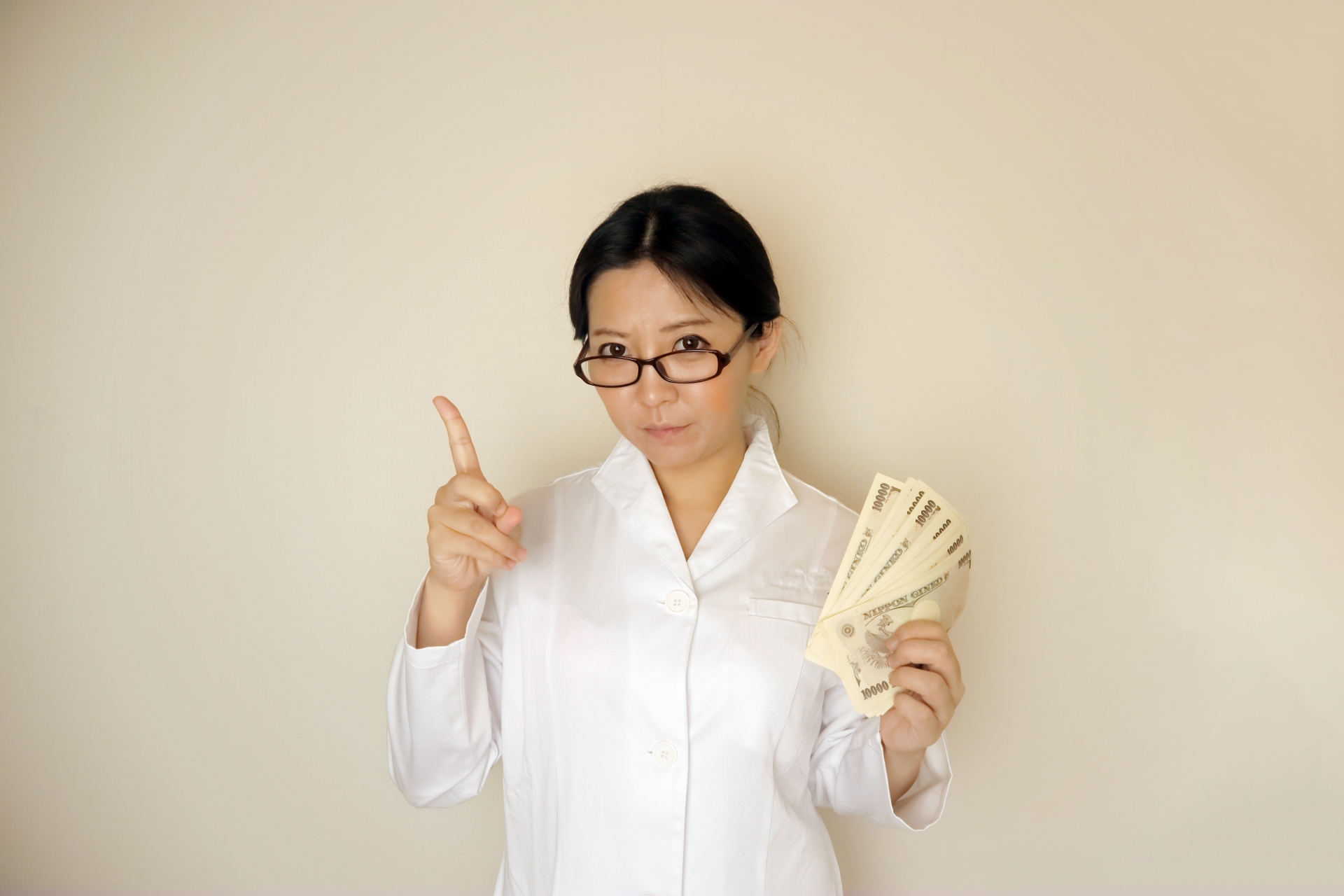 お金と白衣の女性