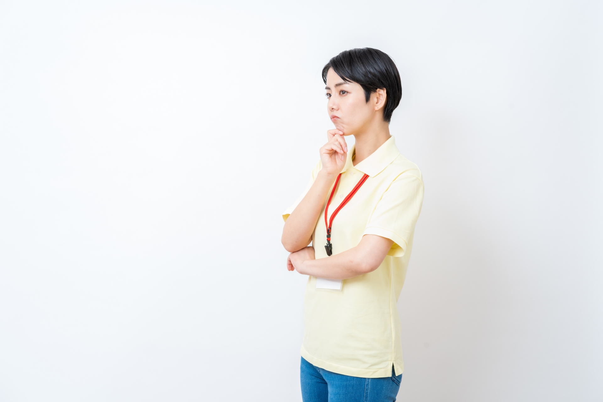 悩んでいる介護士の女性