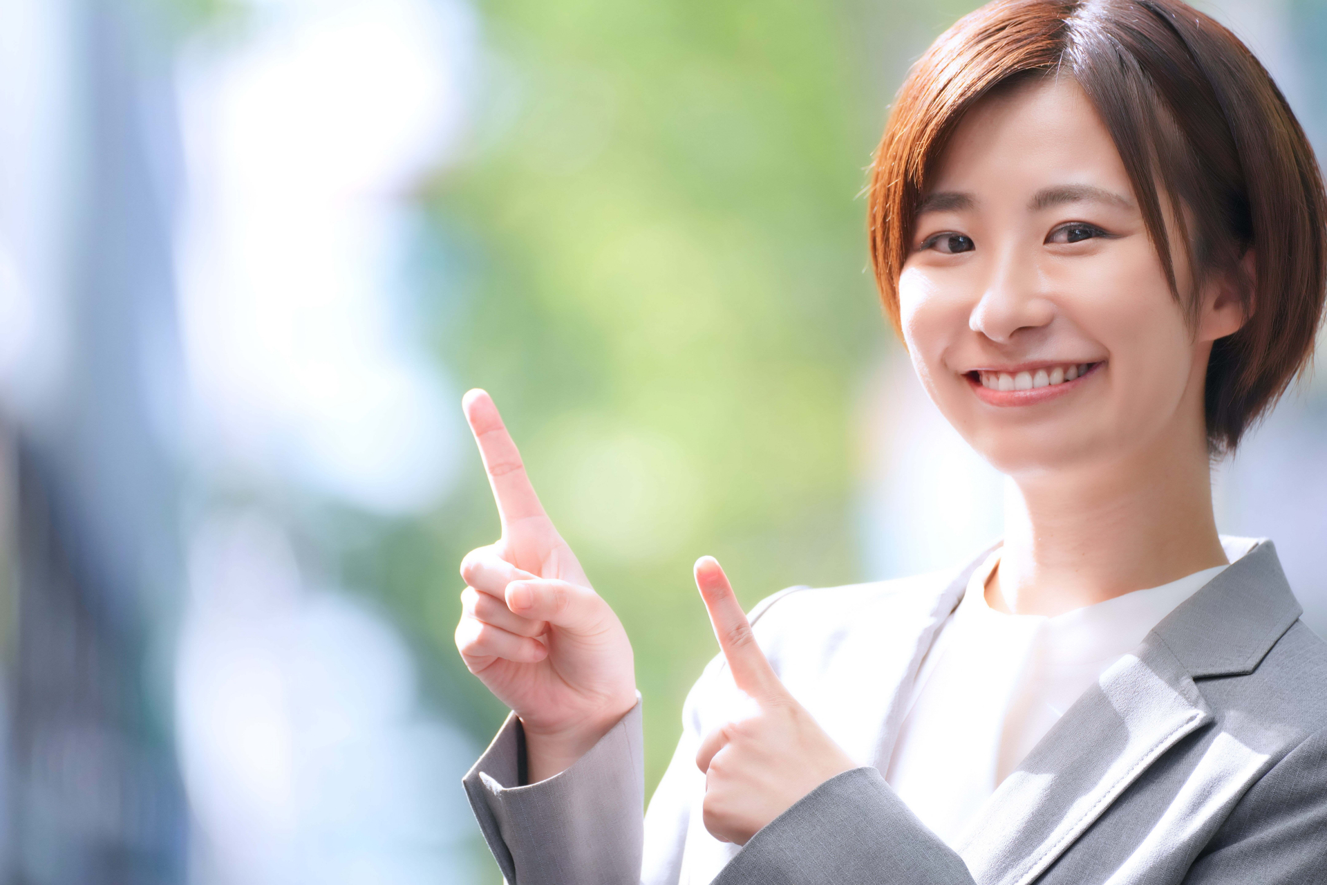 両指でポーズする女性