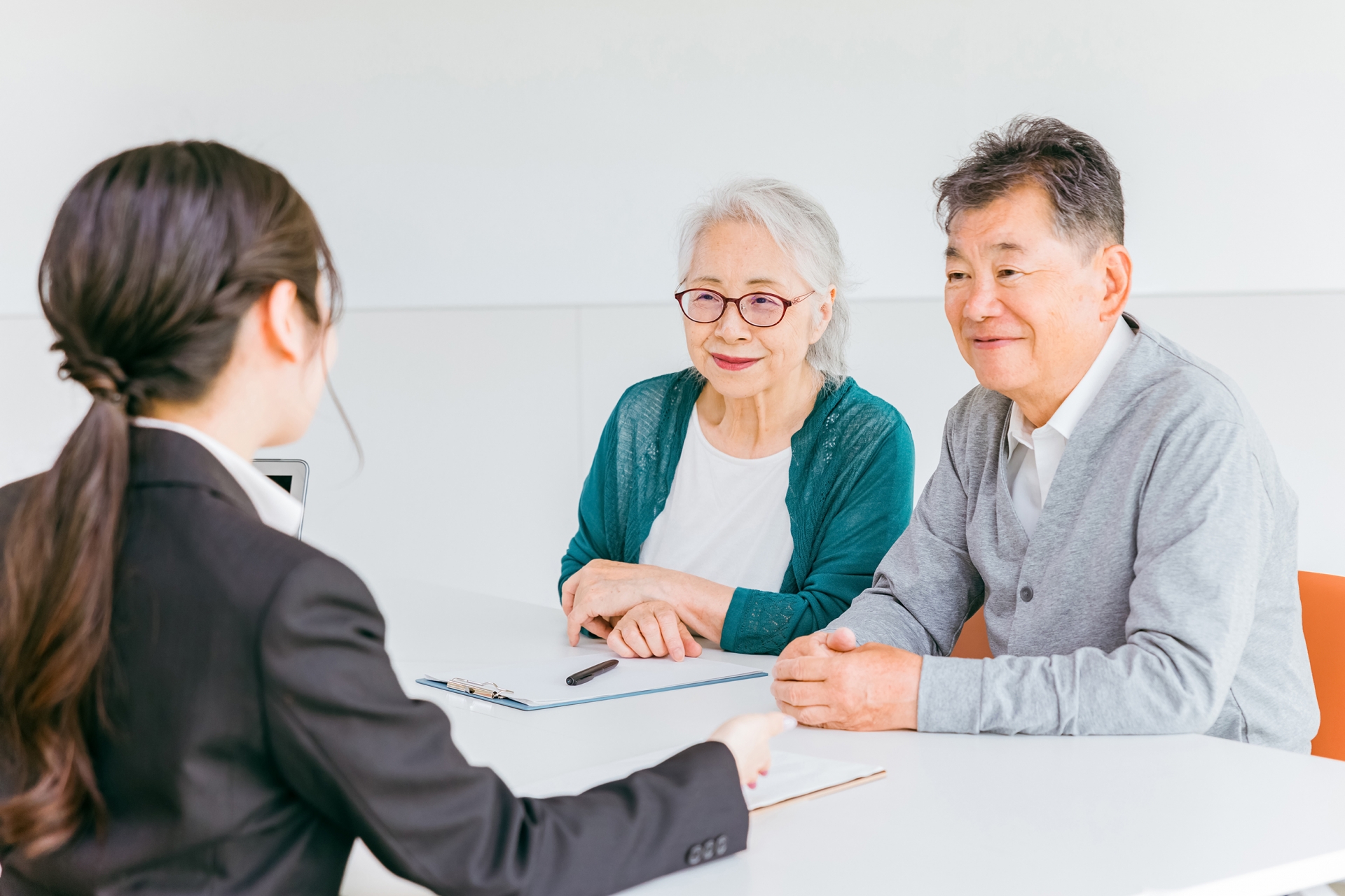 社会福祉士・生活相談員に相談をする高齢者