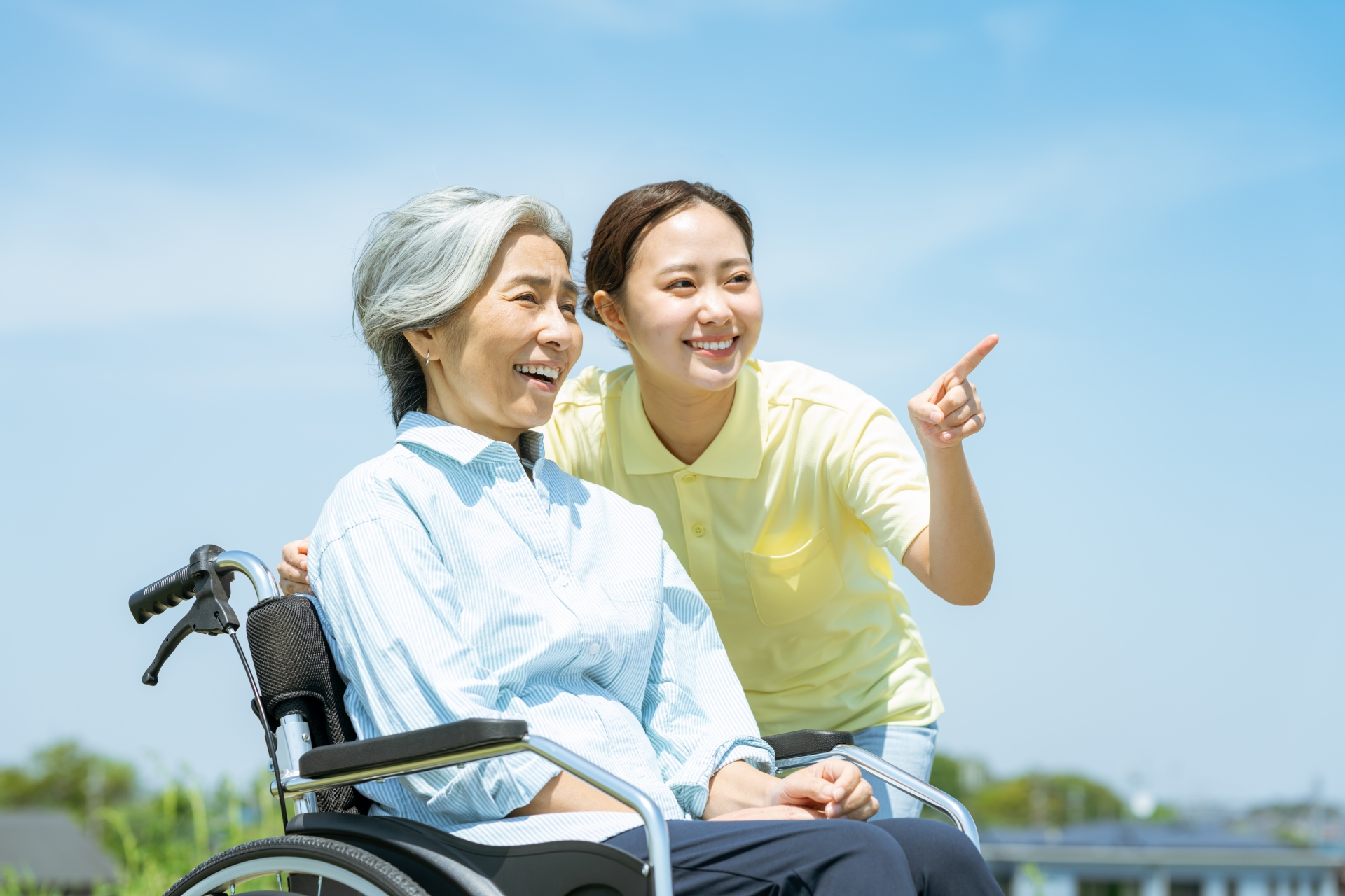 車椅子のシニアと介護士